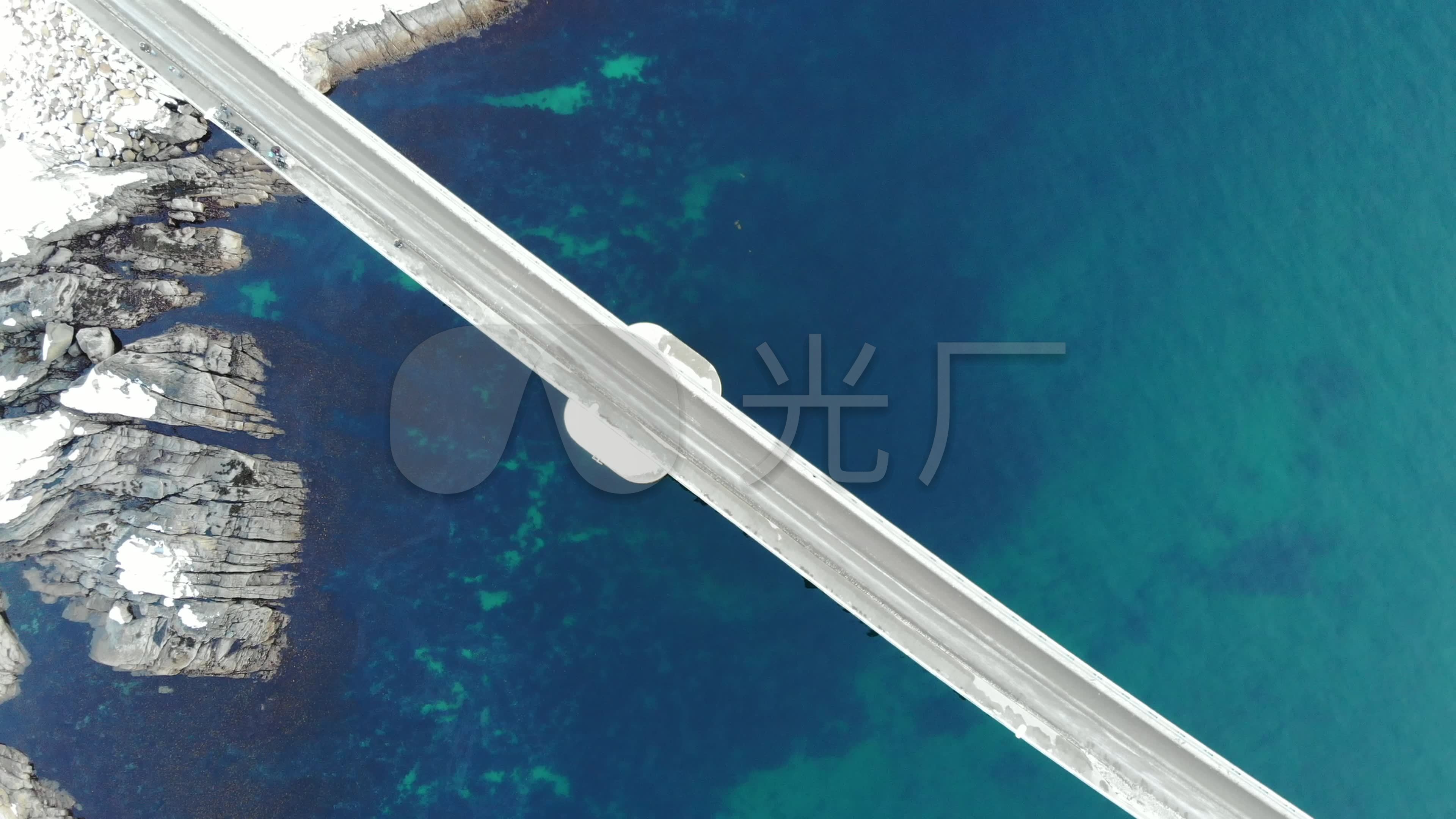 北极海岸线跨岛大桥鸟瞰图