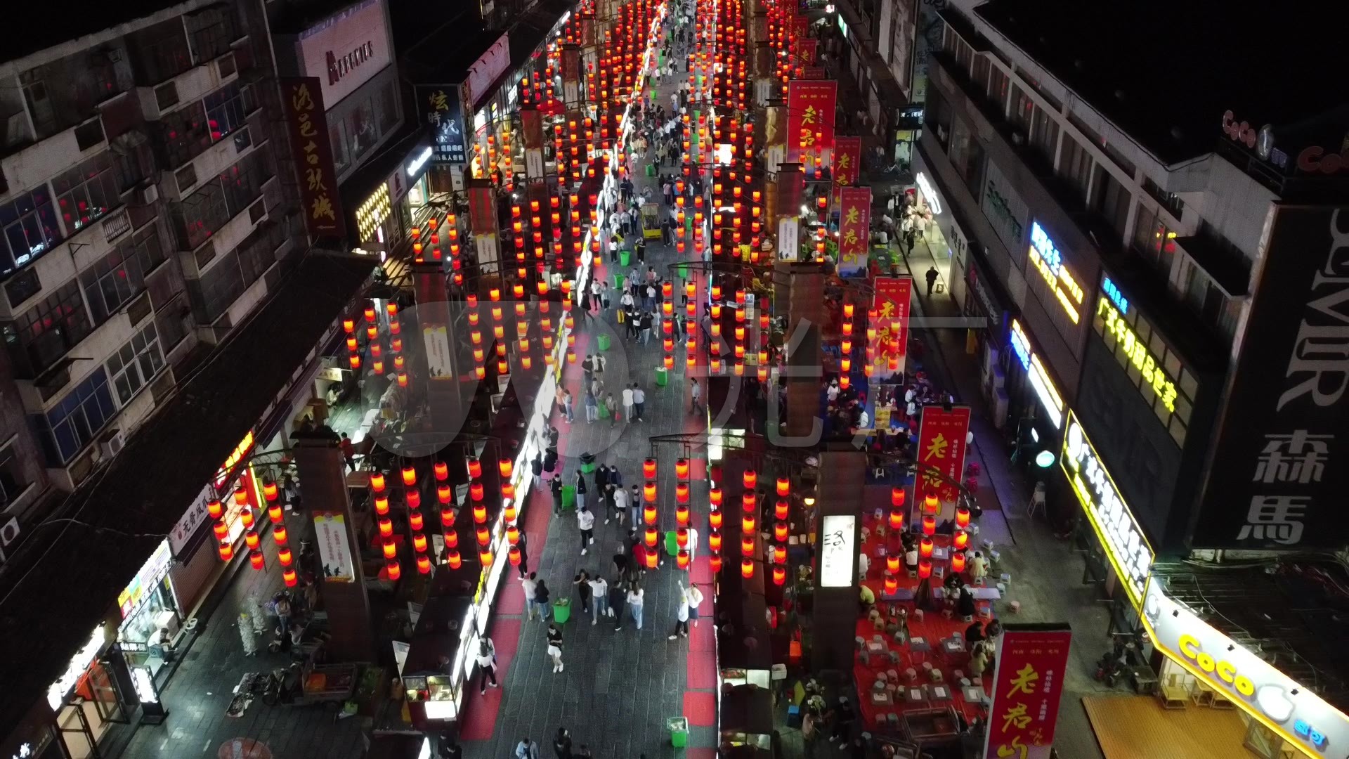 洛阳老城夜市小吃街俯视大红灯笼人流后飞