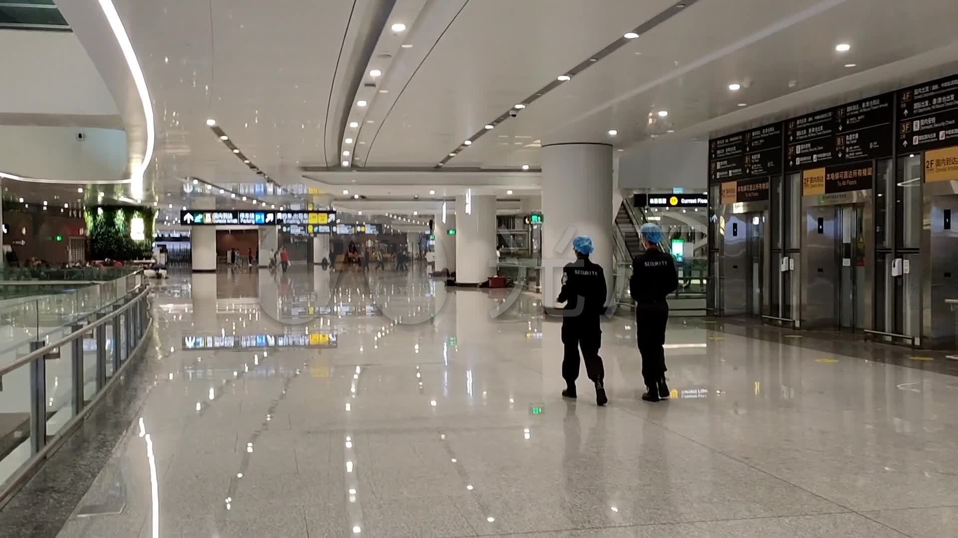 视频素材 实拍视频 景观人文 清晨大兴机场内部客服大厅出差行李箱