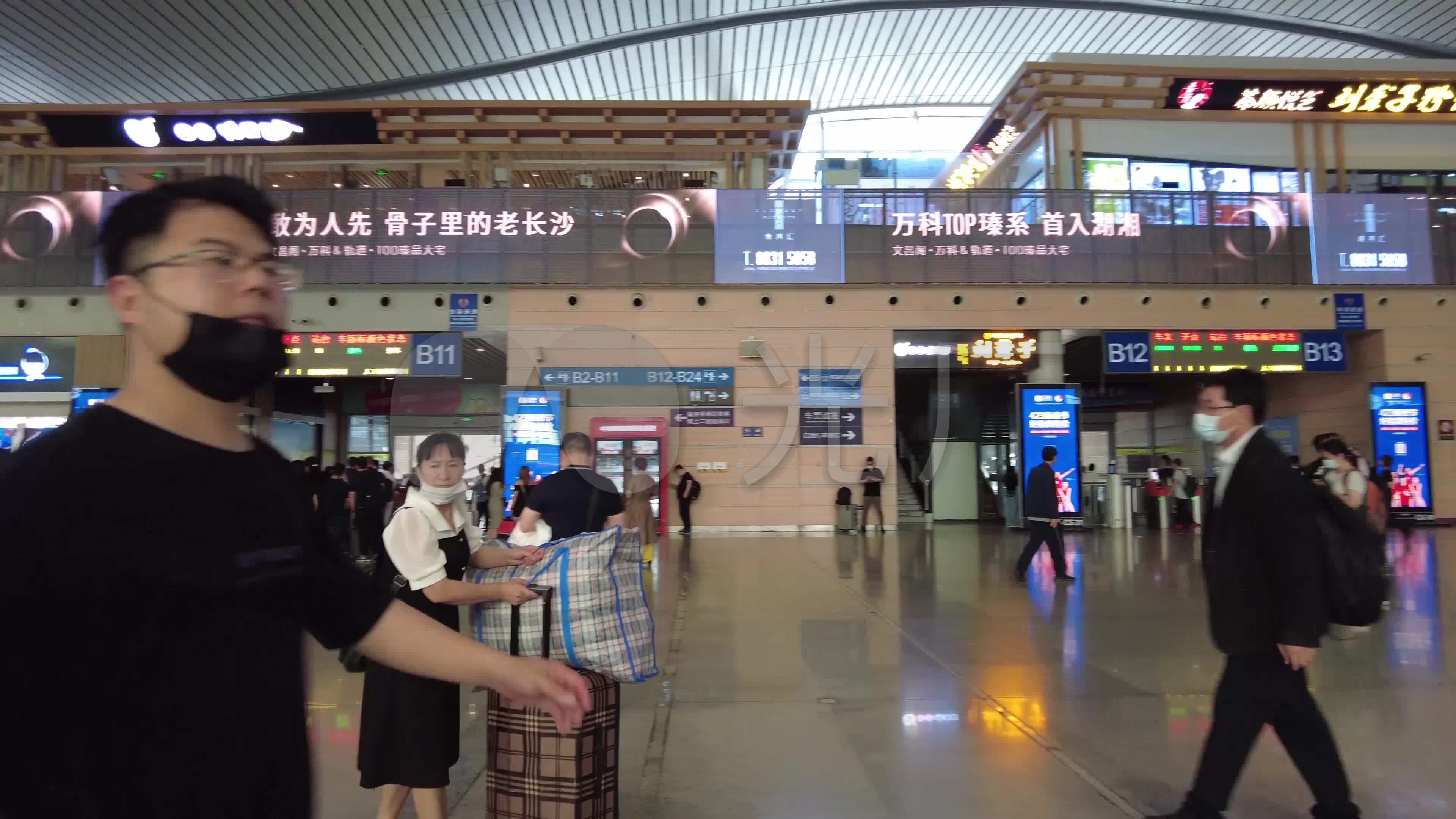 长沙南高铁站候车室人流实拍视频