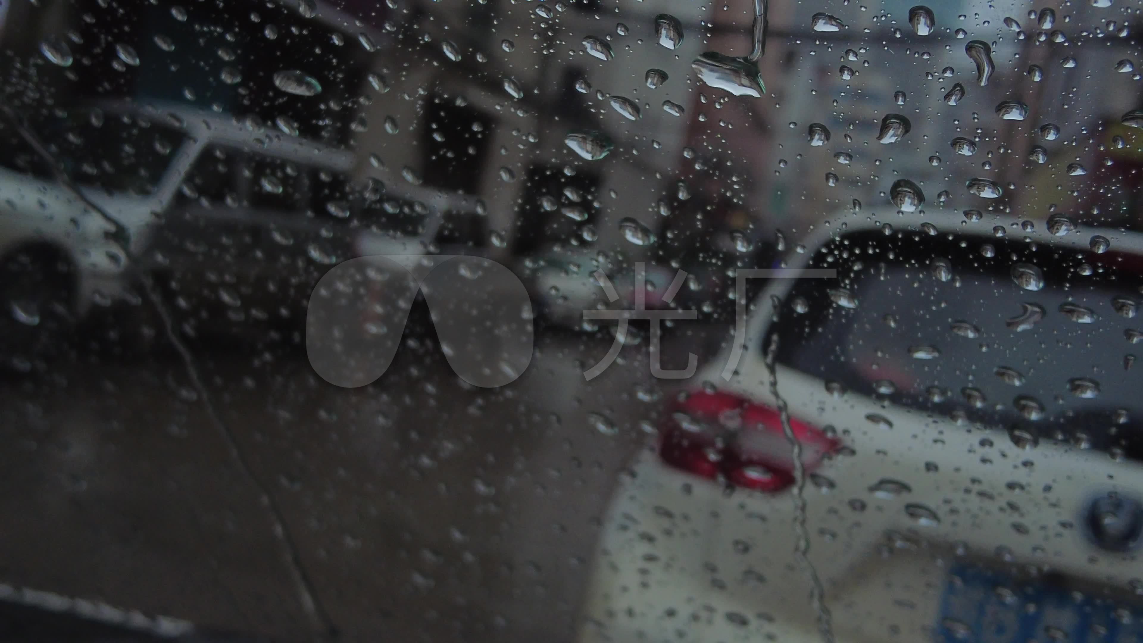 窗外街道下雨天雨打玻璃