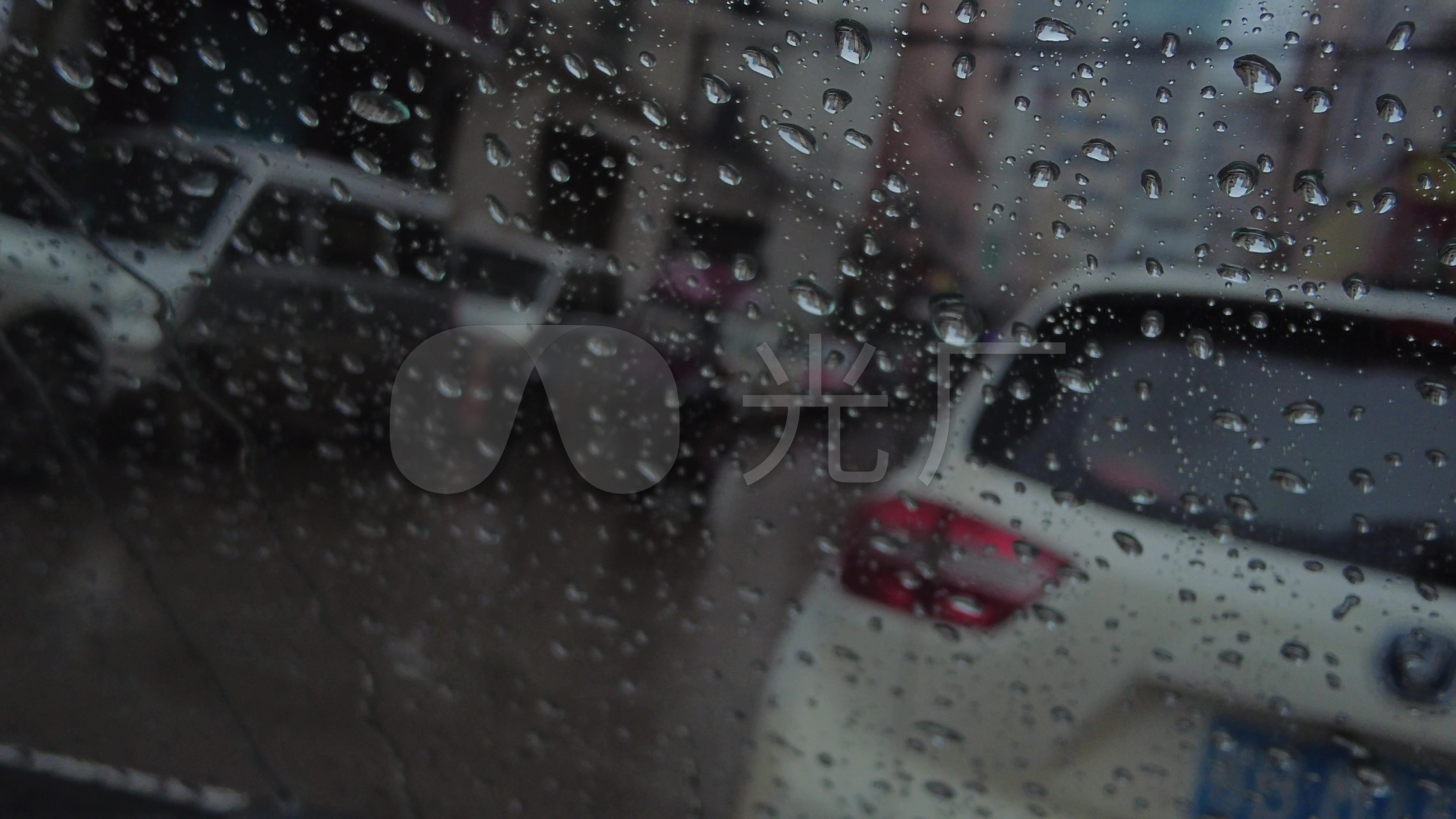 窗外街道下雨天雨打玻璃