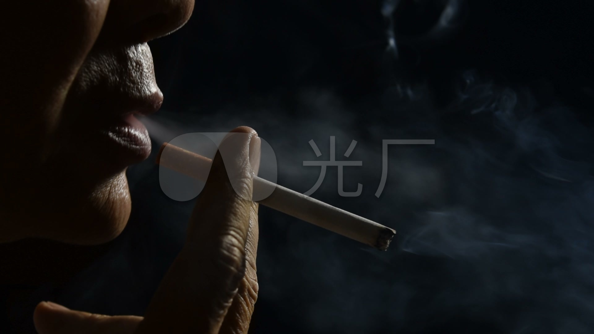 视频素材 实拍视频 景观人文 黑色背景下男子吸烟的慢镜头 来自视频
