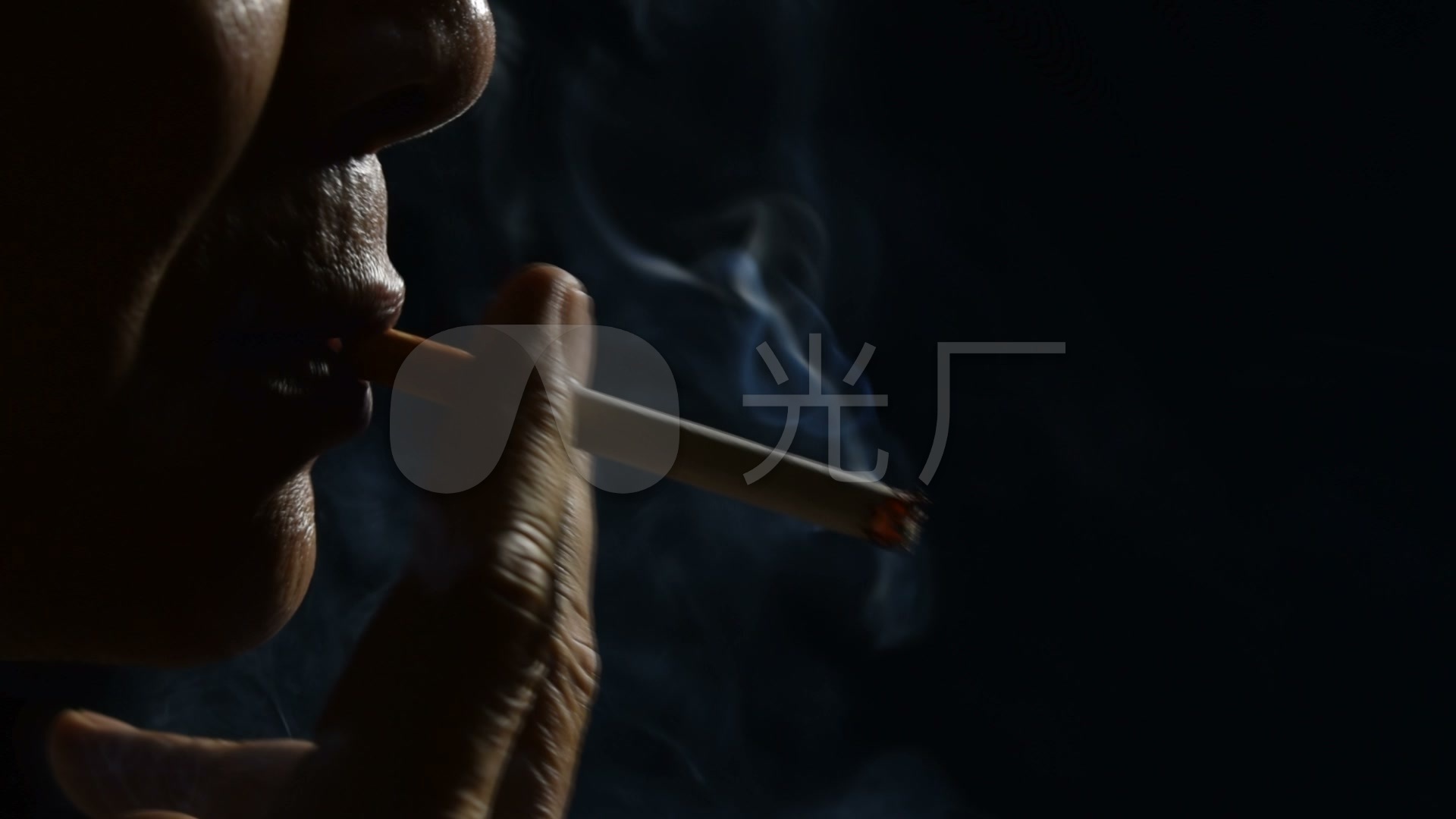 视频素材 实拍视频 景观人文 黑色背景下男子吸烟的慢镜头 来自视频