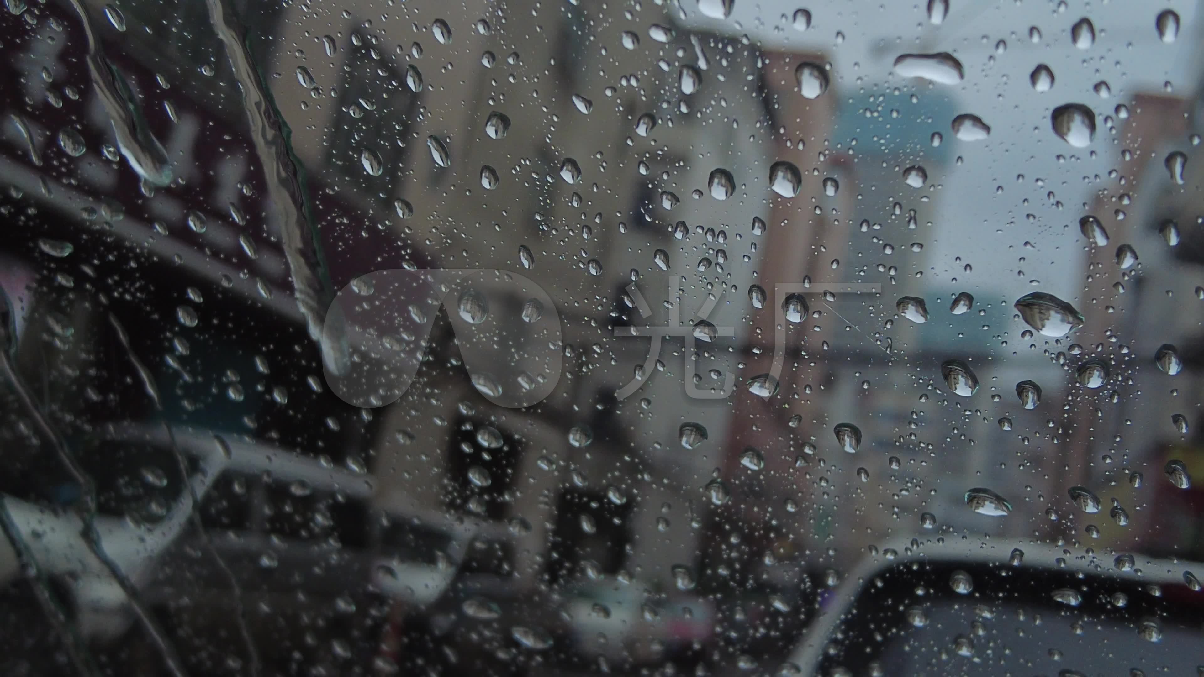 玻璃上的雨点玻璃上的水滴玻璃上的雨滴
