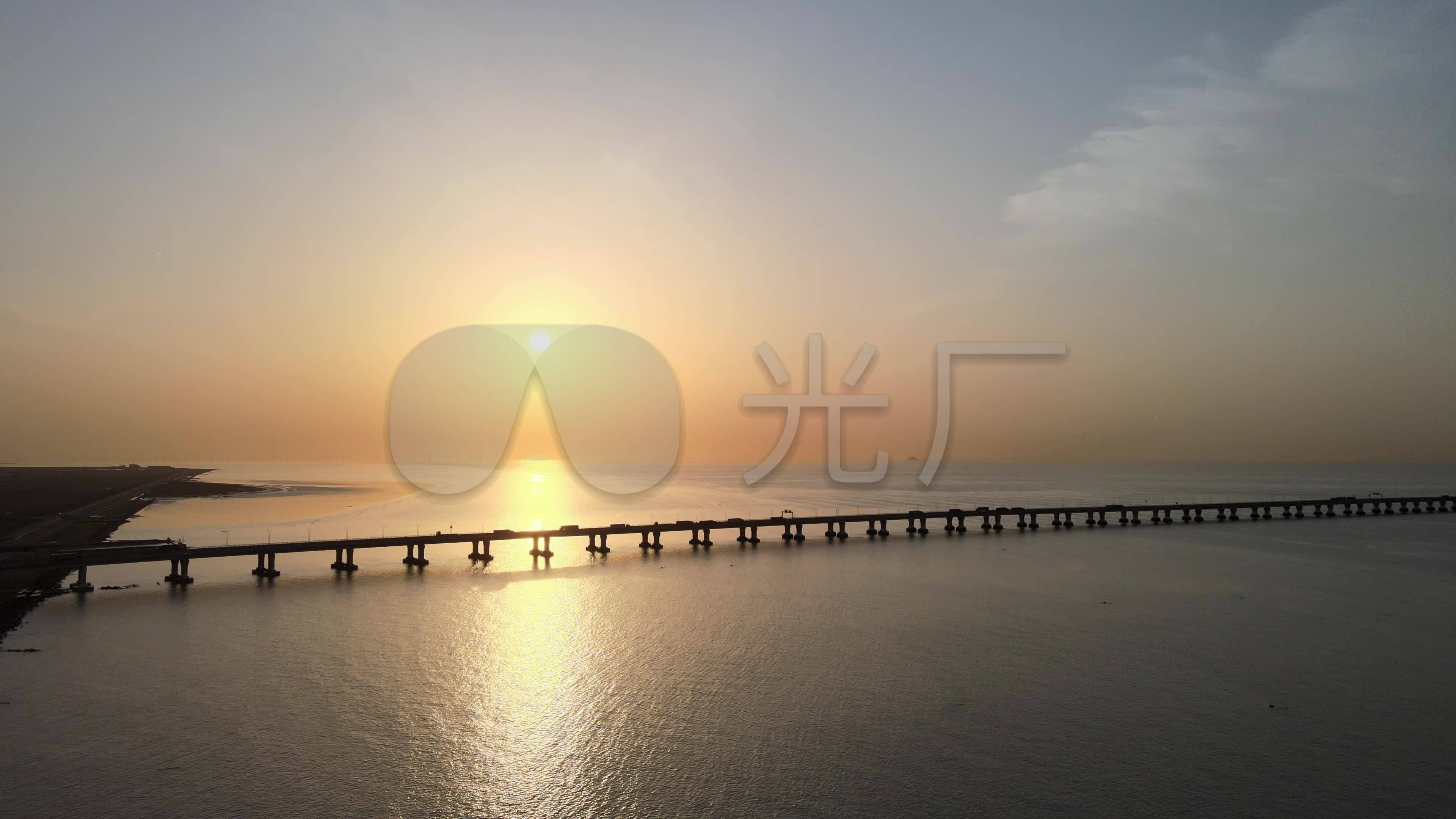 南汇新城海滩东海大桥日出
