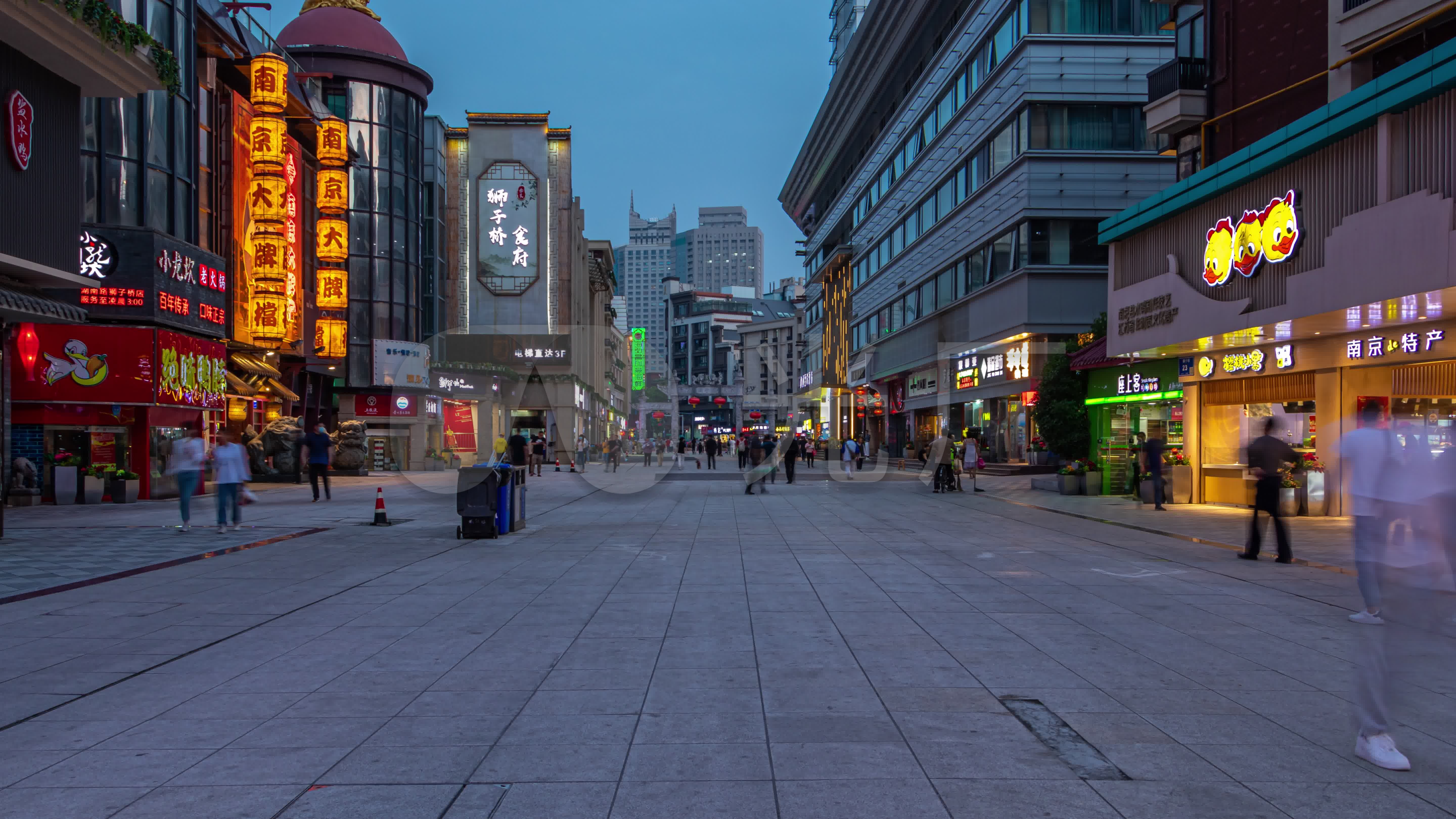 南京湖南路步行街夜景大范围延时_5760x3240_高清视频素材下载(编号