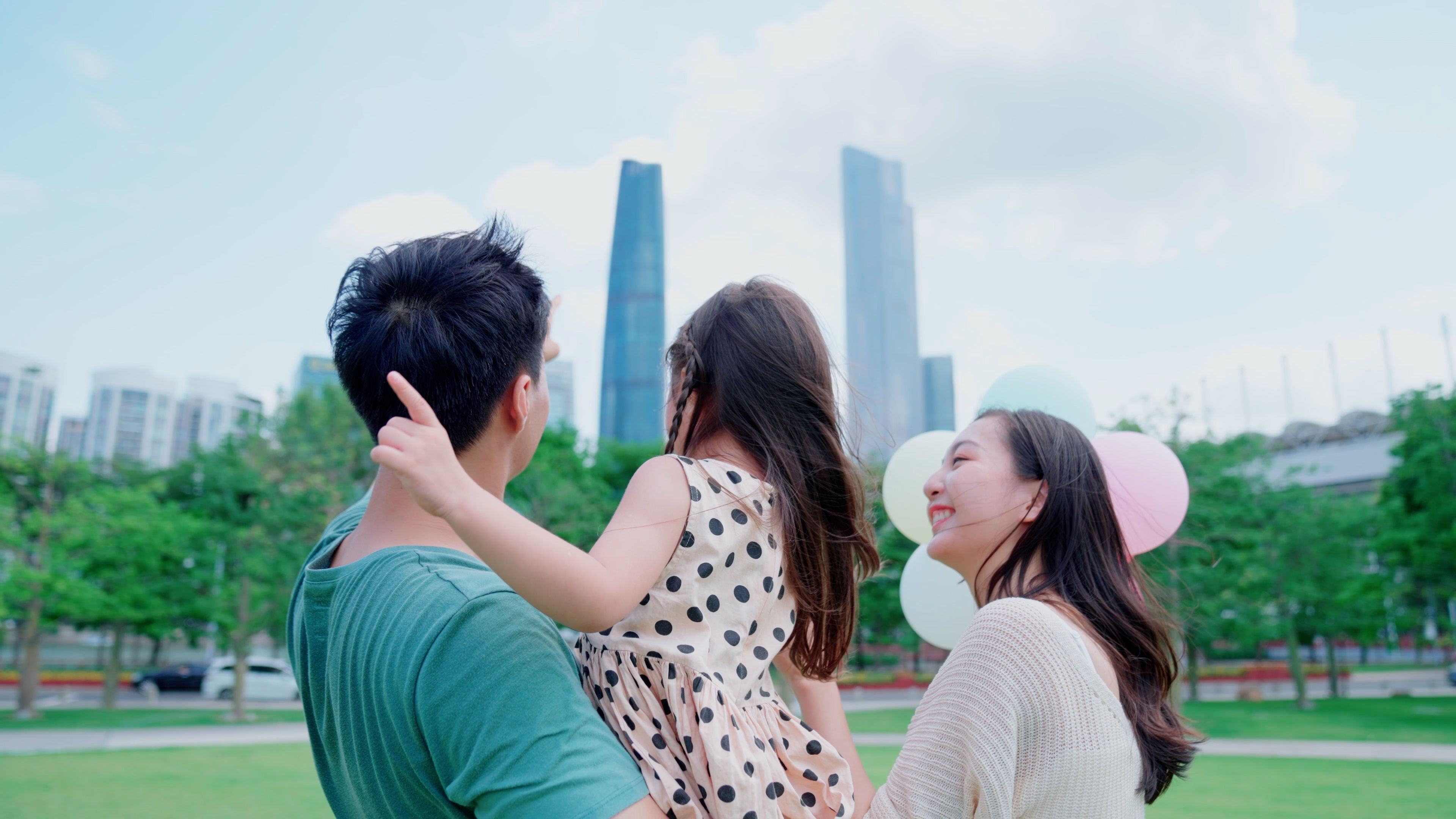 公园游玩的一家三口
