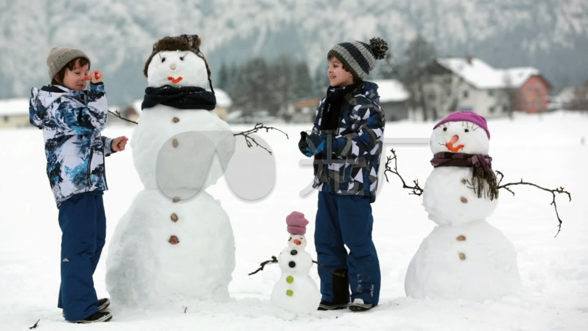 两个孩子堆雪人