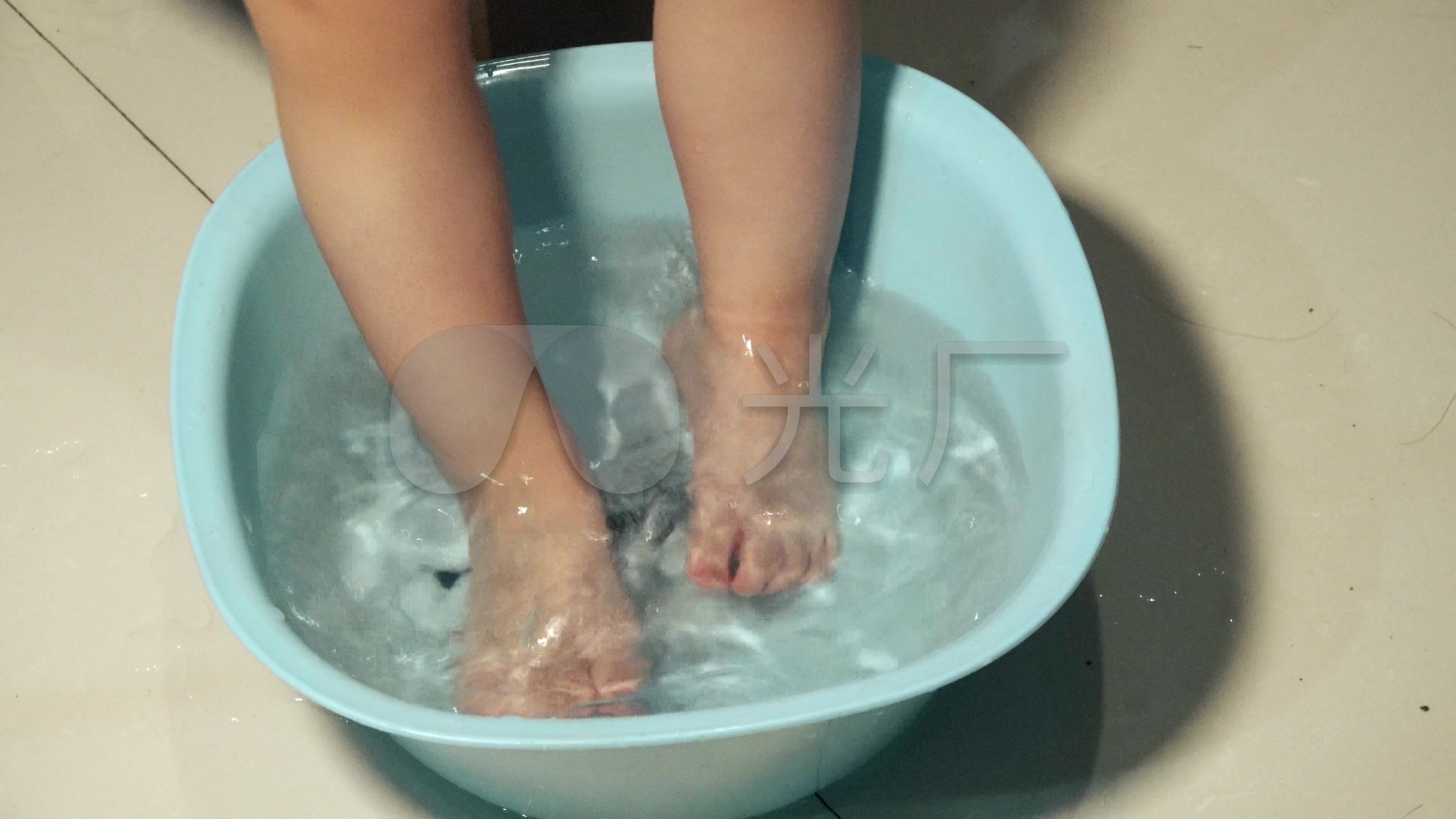 给孩子洗脚 小脚丫