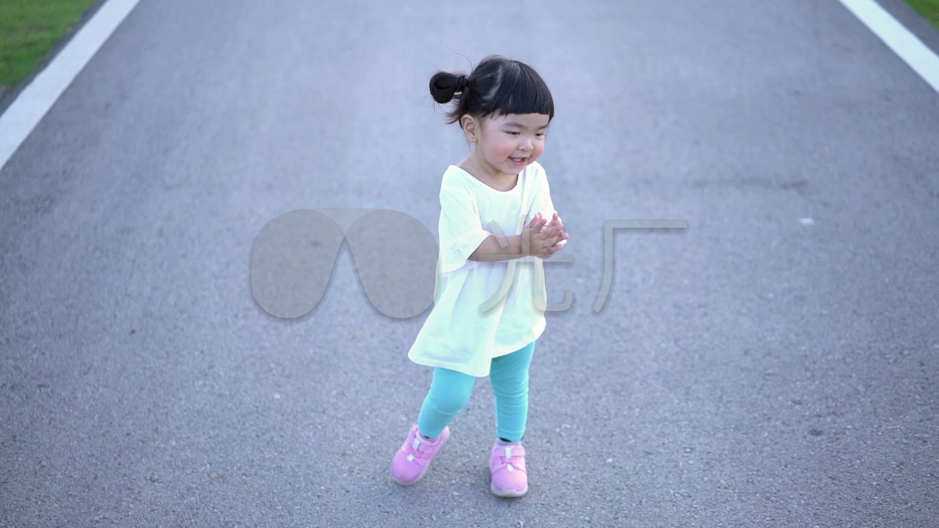 小女孩正在快乐的跳舞_1920x1080_高清视频素材下载(编号:5872897)