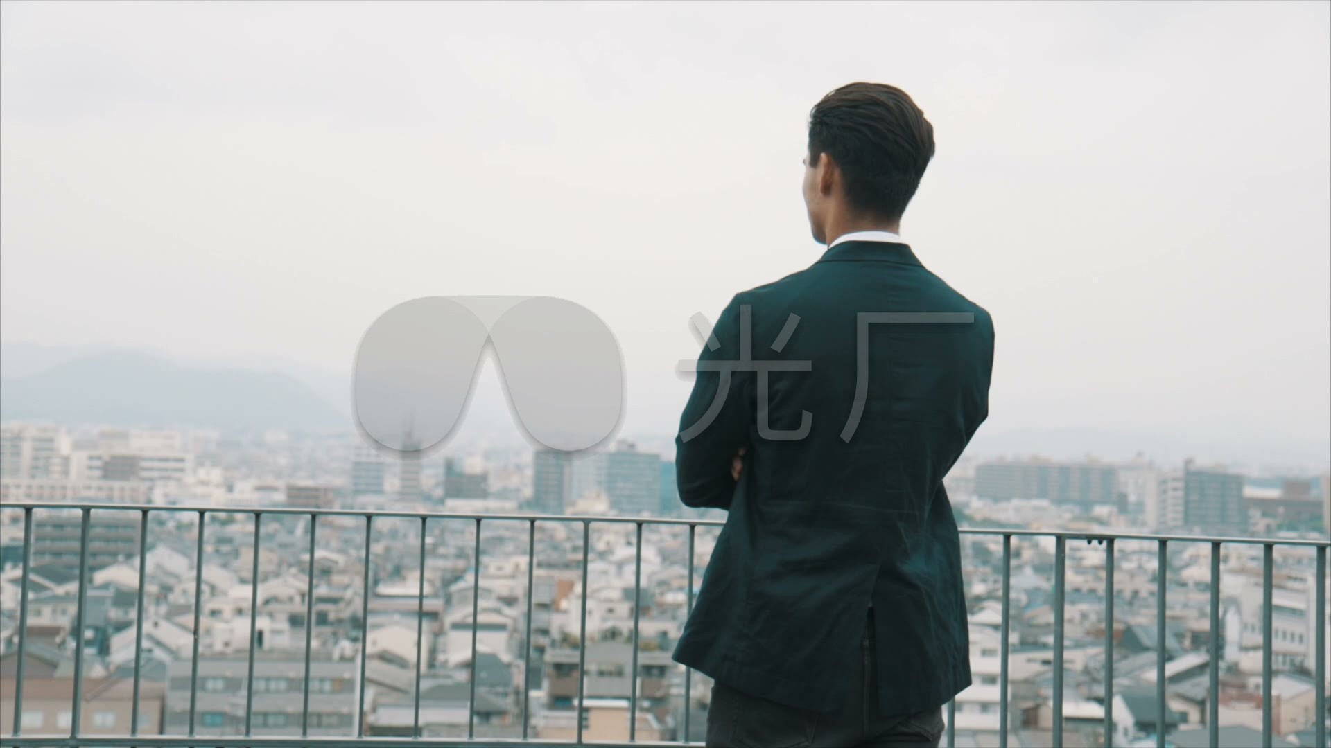 男商人站在天台背影