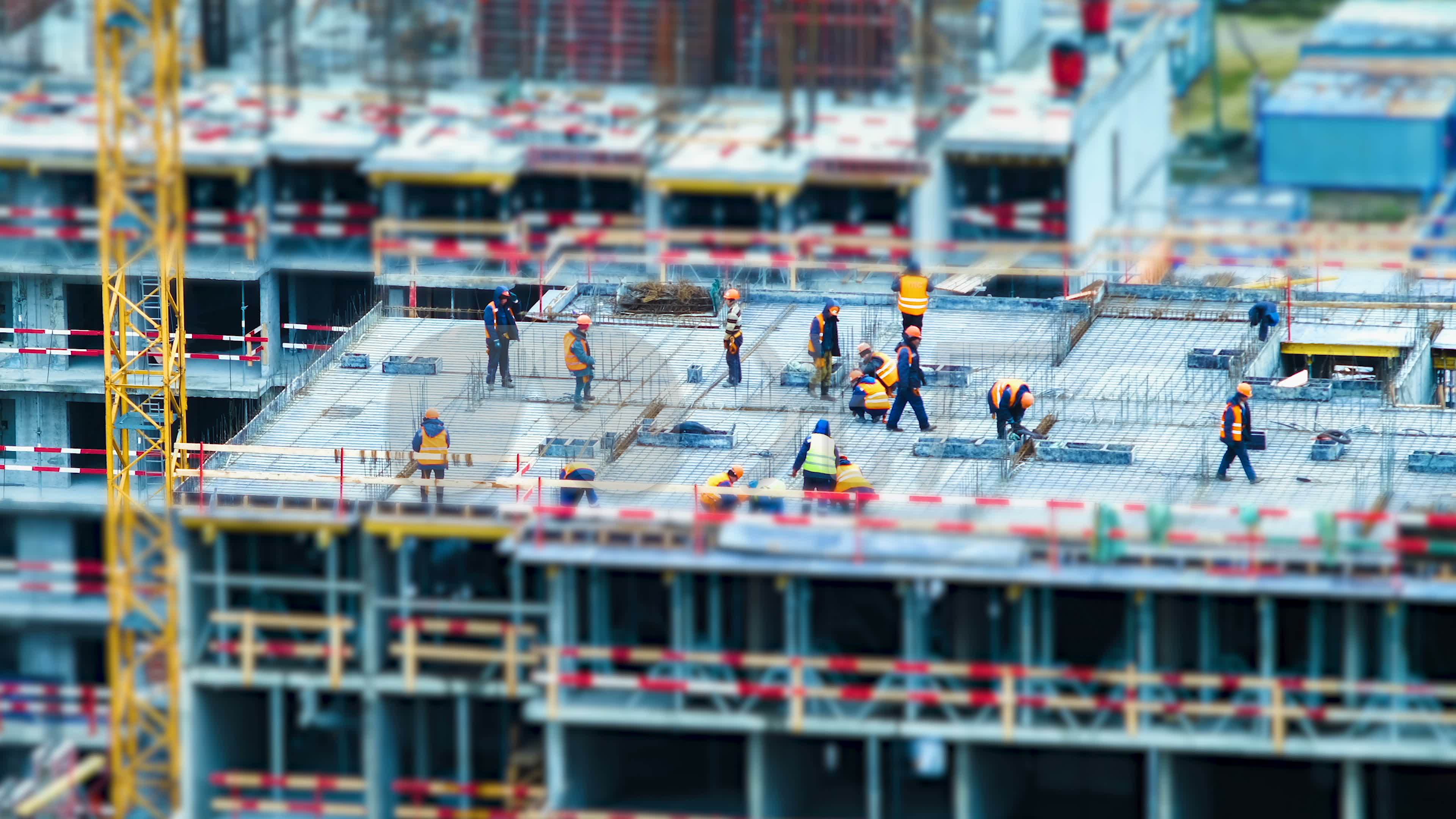 建筑工人在施工现场工作延时摄影_3840x2160_高清视频素材下载(编号