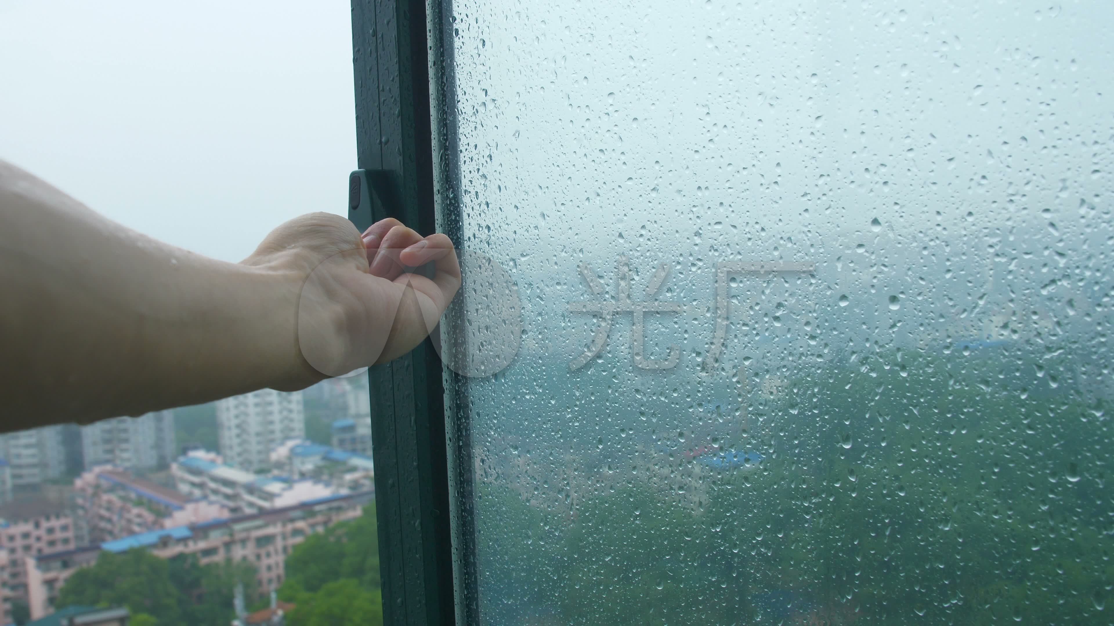 雨天关窗户_3840x2160_高清视频素材下载(编号:)_实拍