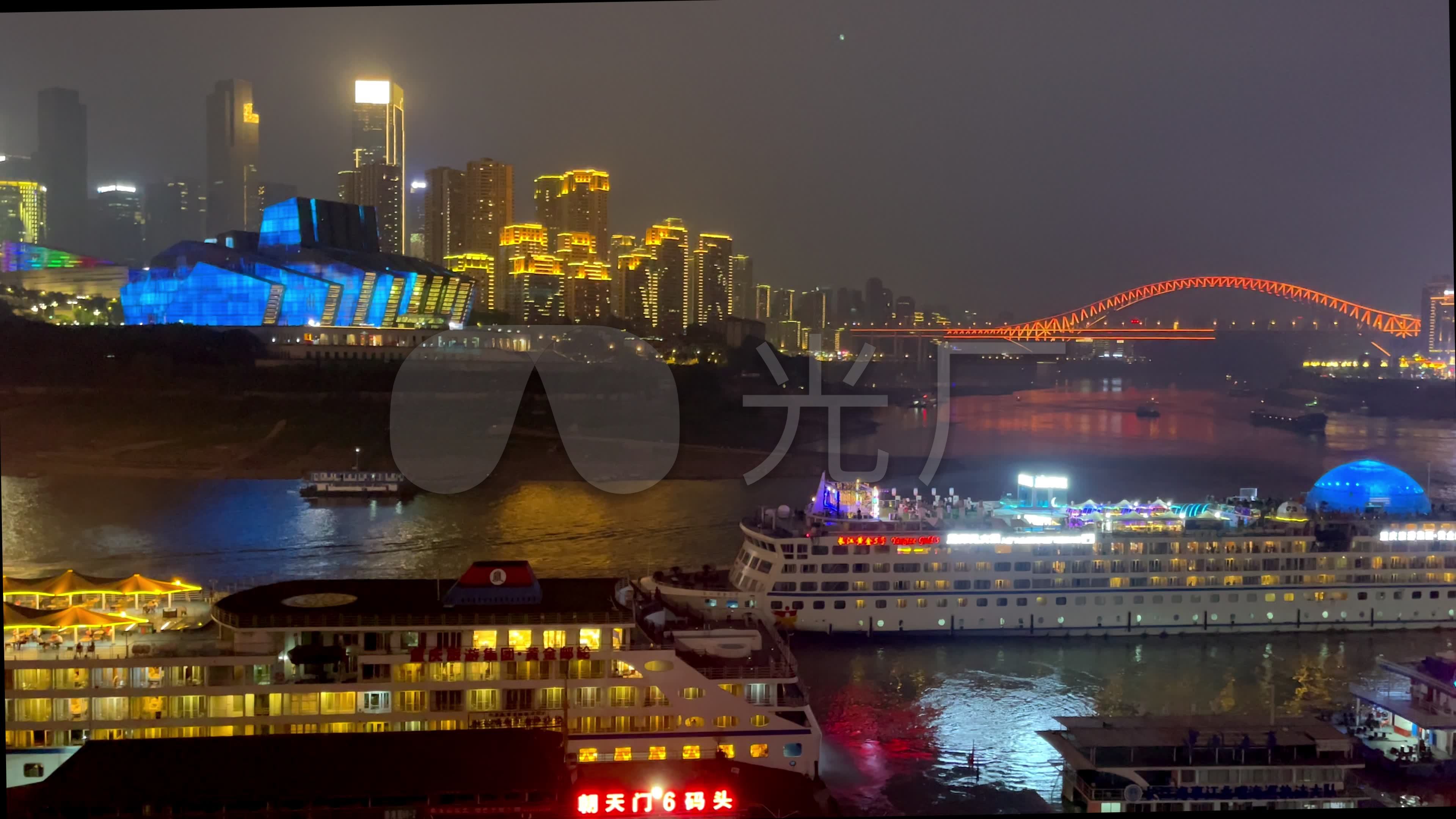 重庆朝天门码头嘉陵江大桥和重庆大剧院夜景