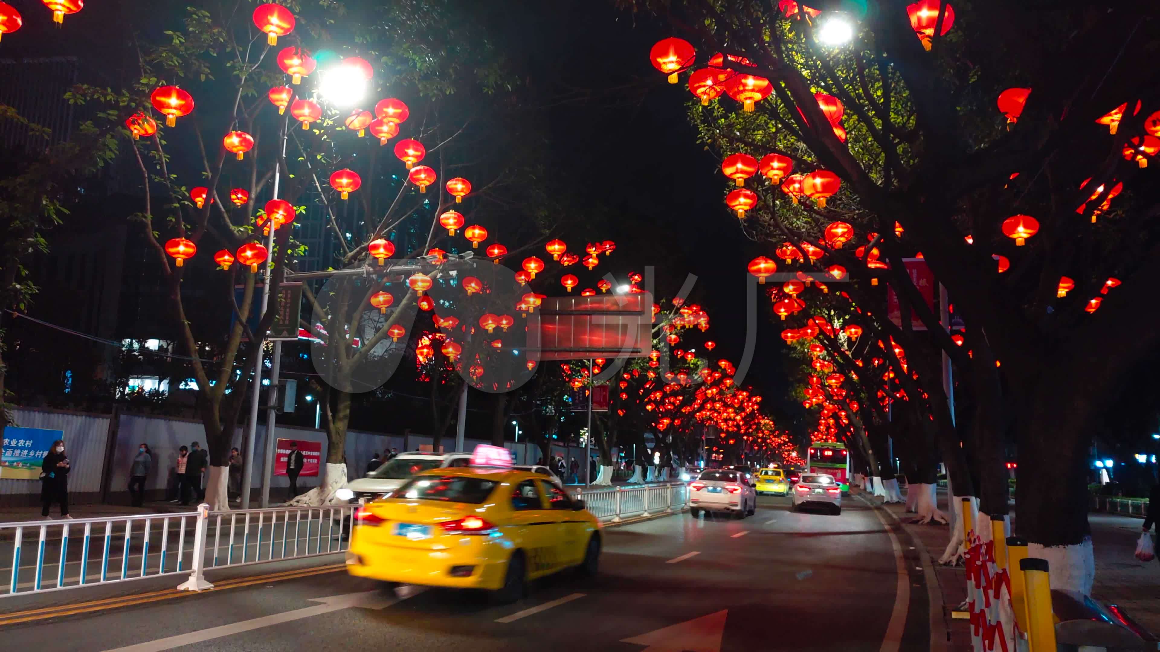 春节期间的重庆街道挂满了喜庆的灯笼