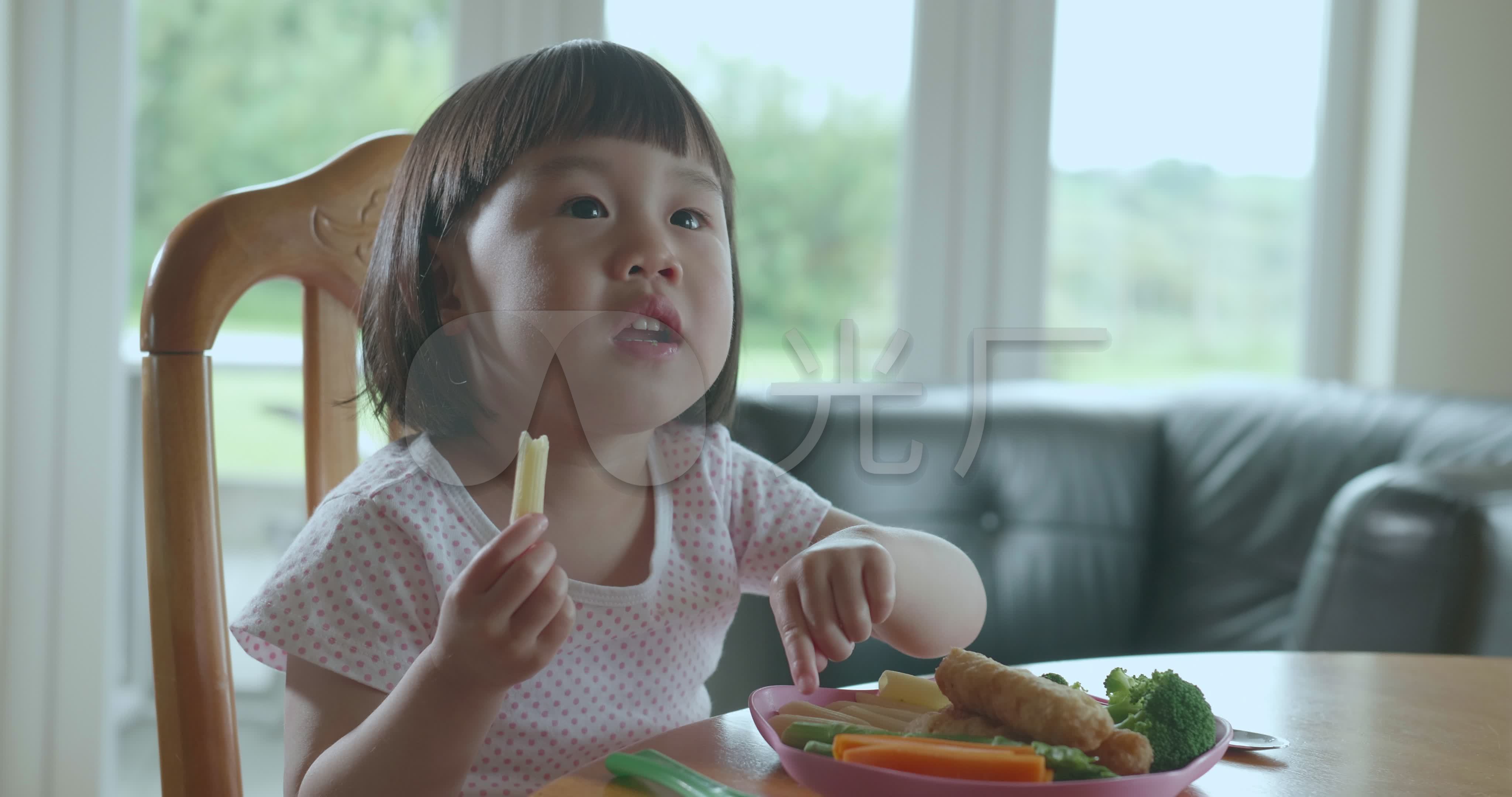 在吃食物的小女孩_4096x2160_高清视频素材下载(编号