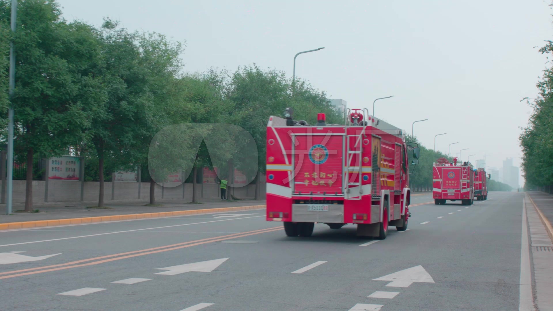 消防车出警在路上行驶_1920x1080_高清视频素材下载