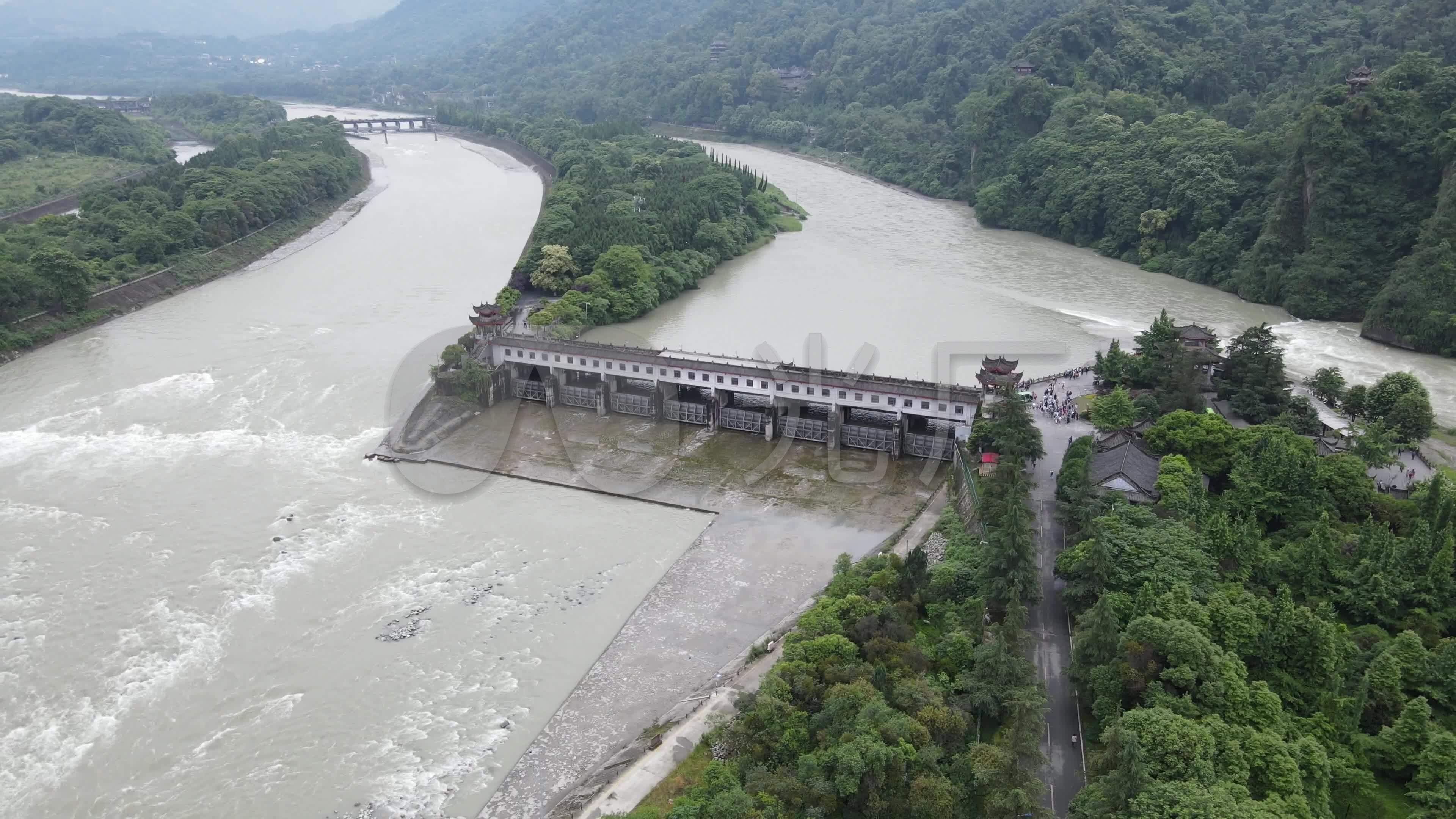 蜀郡太守李冰父子修建的都江堰大坝