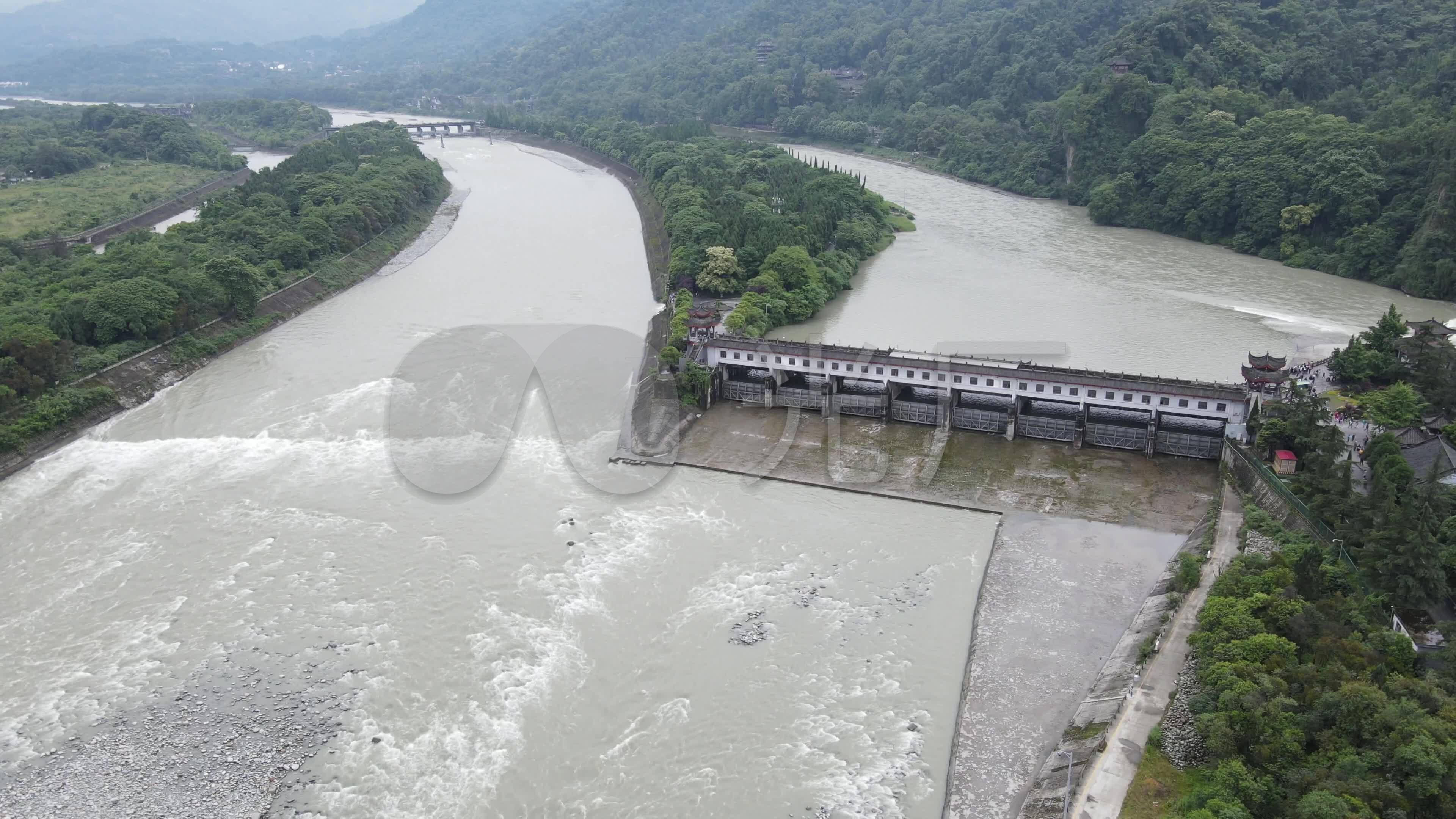 蜀郡太守李冰父子修建的都江堰大坝