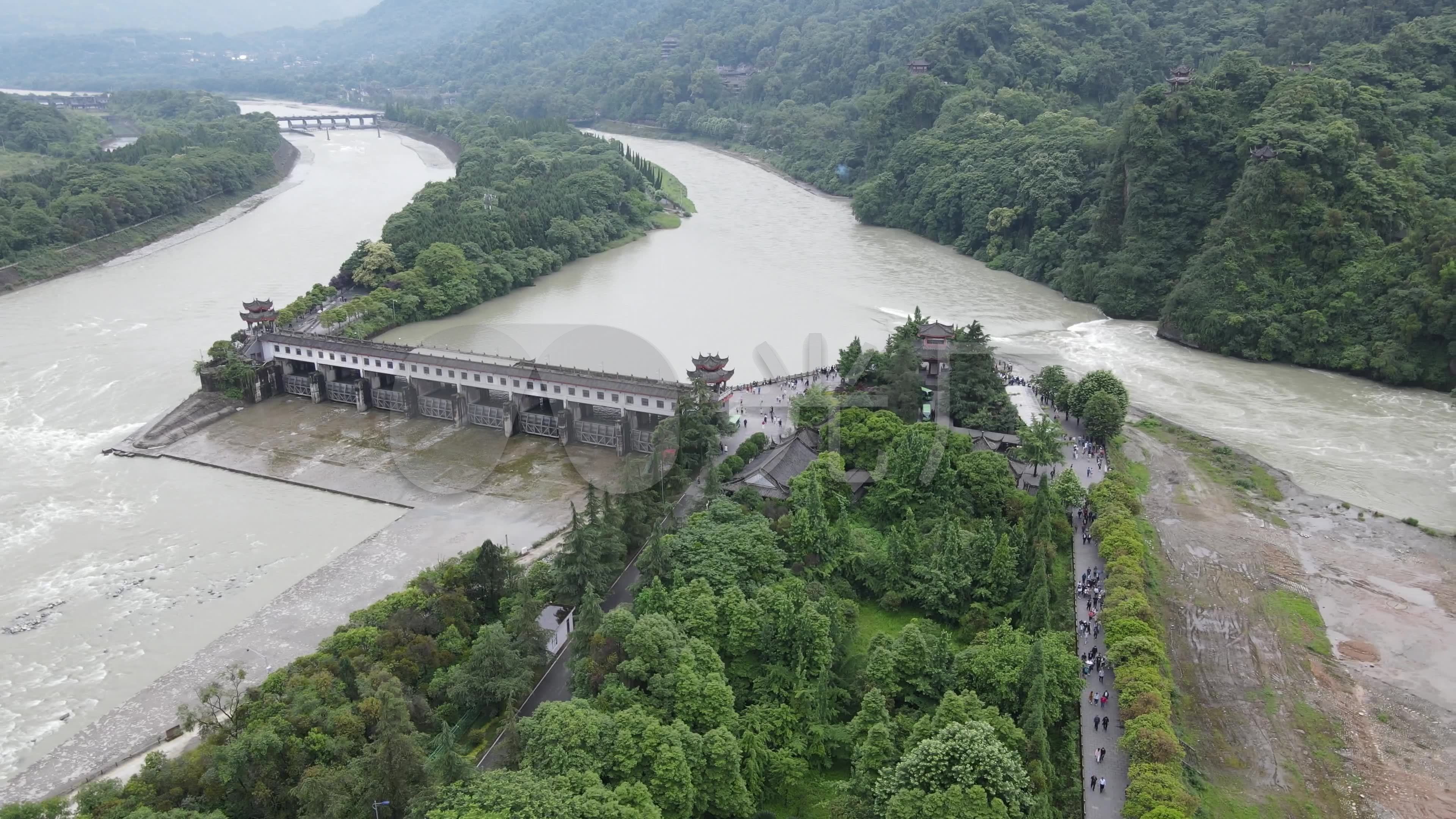 蜀郡太守李冰父子修建的都江堰大坝