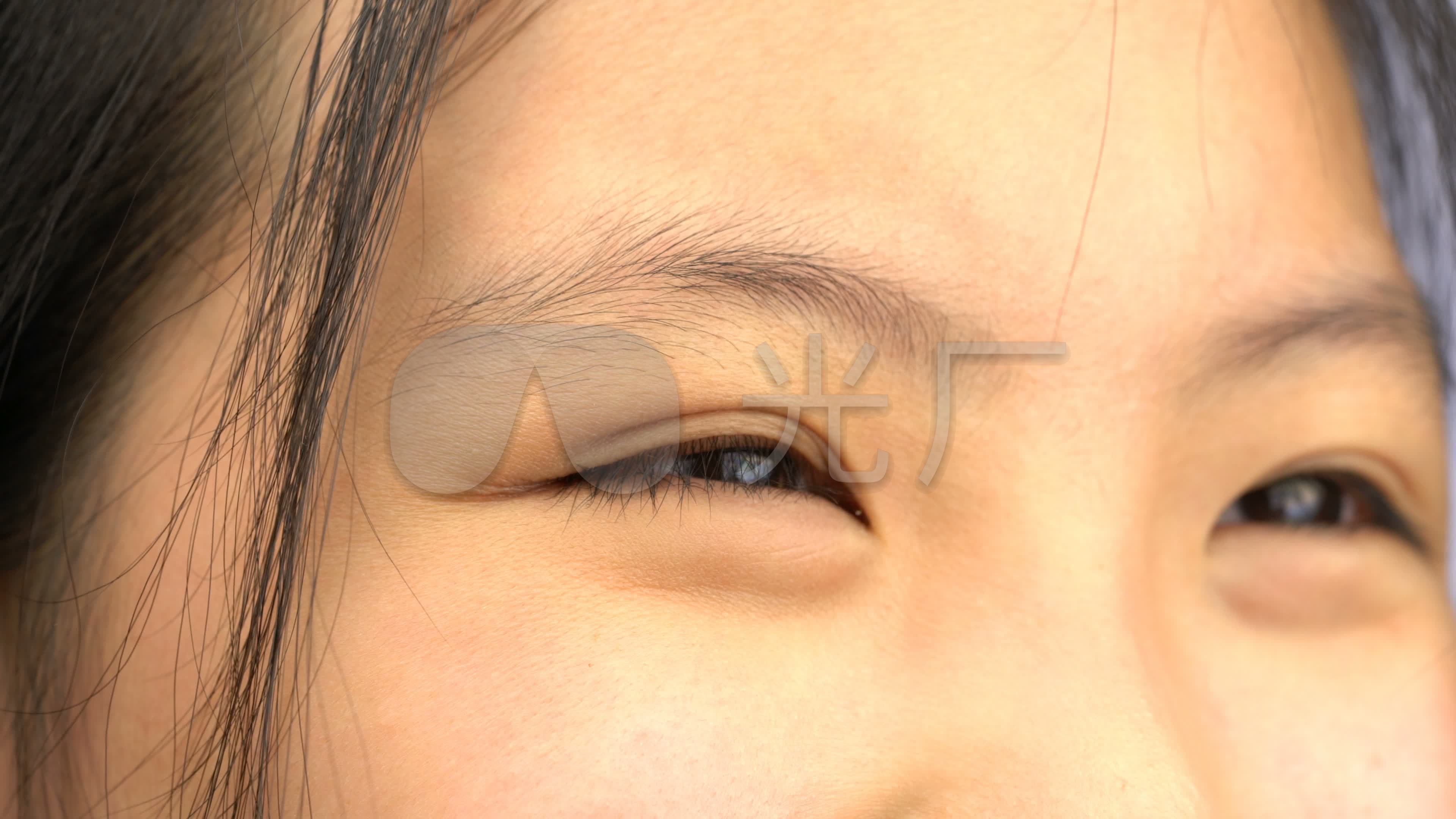 年轻女子笑眯眯的眼睛