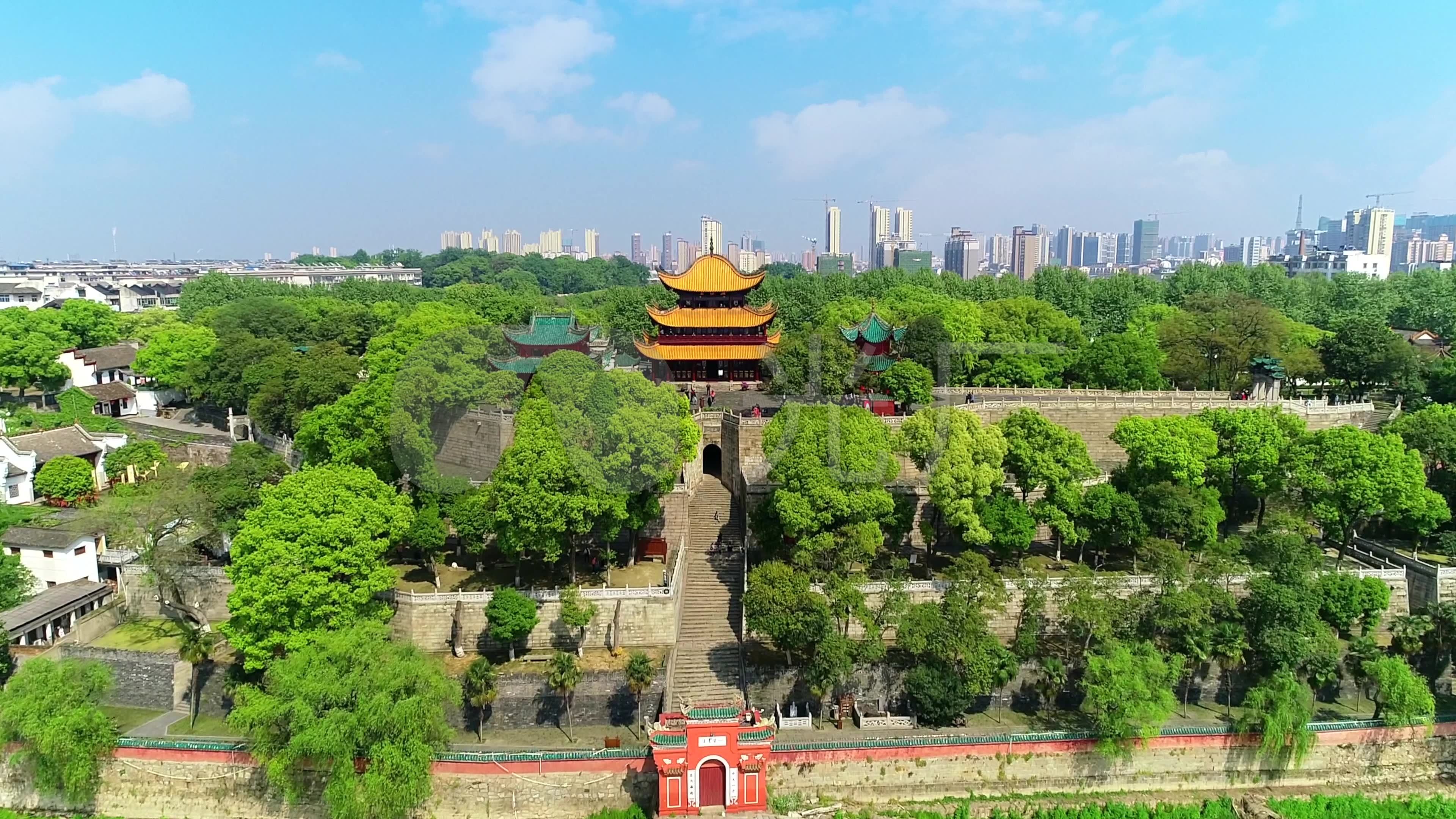 洞庭湖飞向岳阳楼航拍_3840x2160_高清视频素材下载