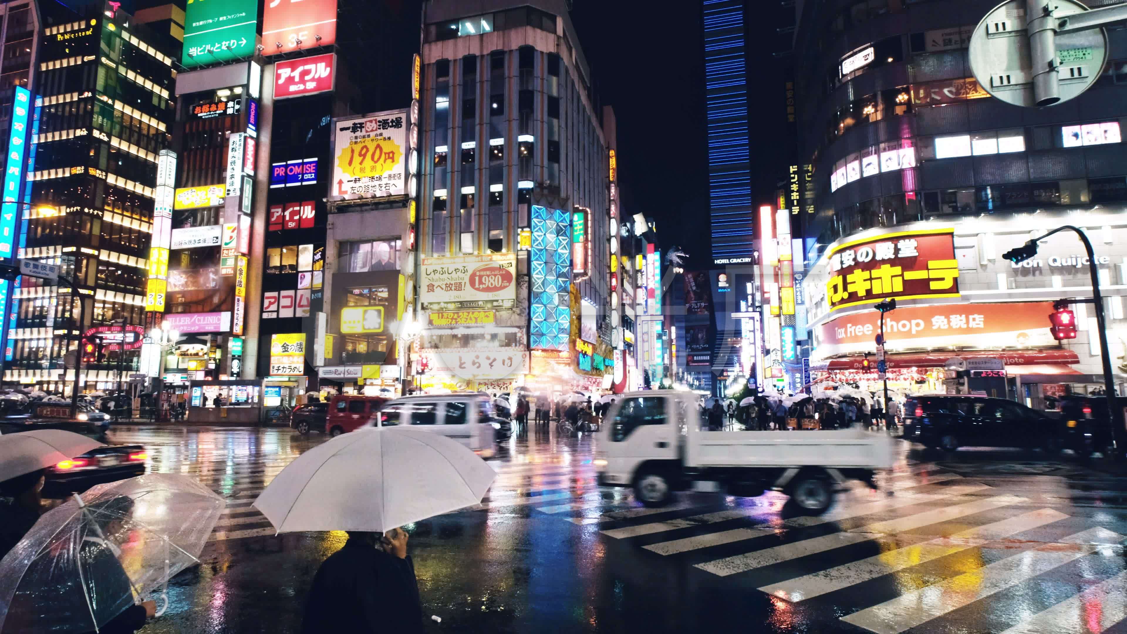 雨夜日本东京新宿歌舞伎町区的街景