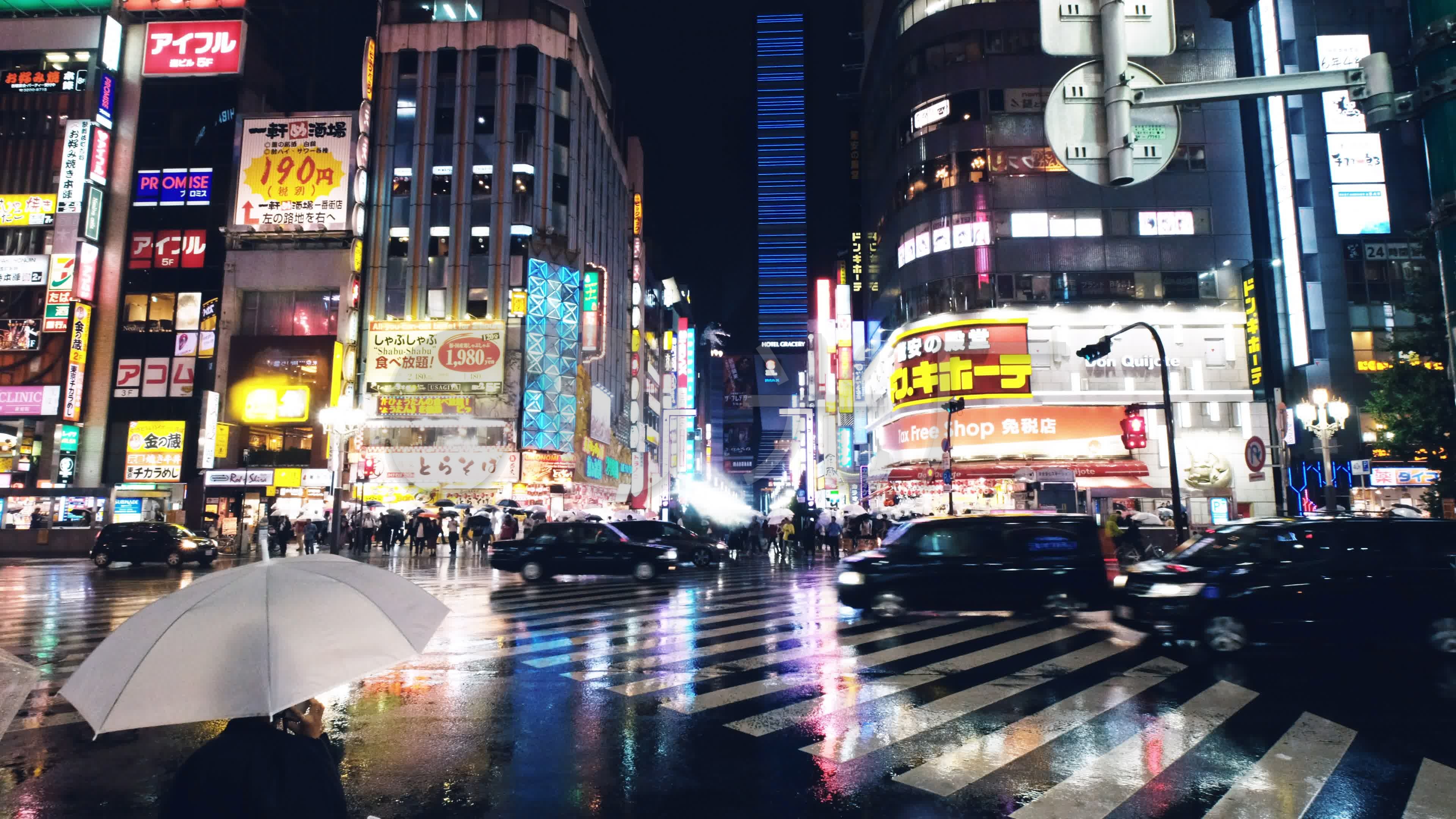 雨夜日本东京新宿歌舞伎町区的街景_3840x2160_高清视频素材下载(编号