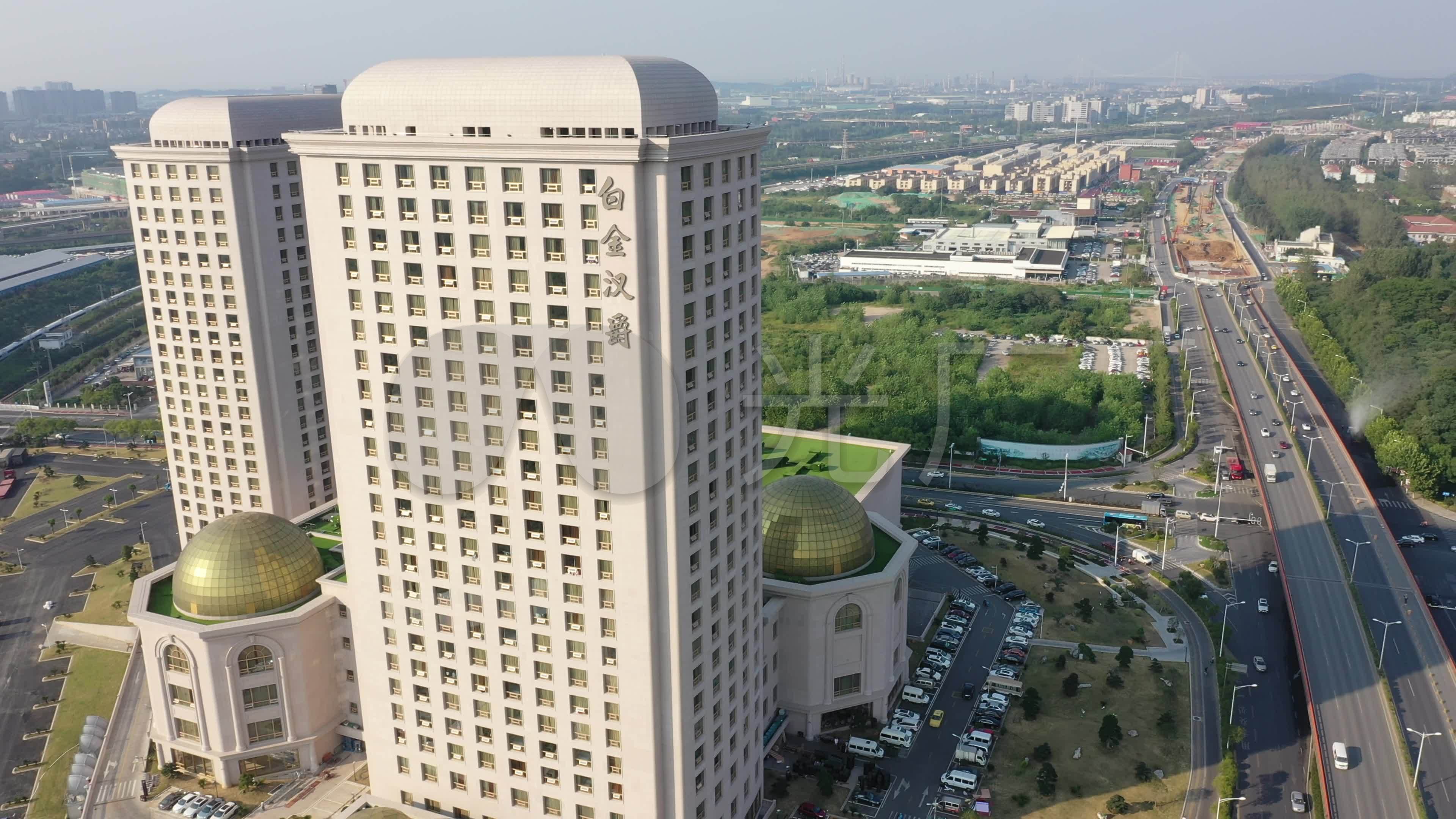 航拍南京白金汉爵大酒店外景_3840x2160_高清视频素材