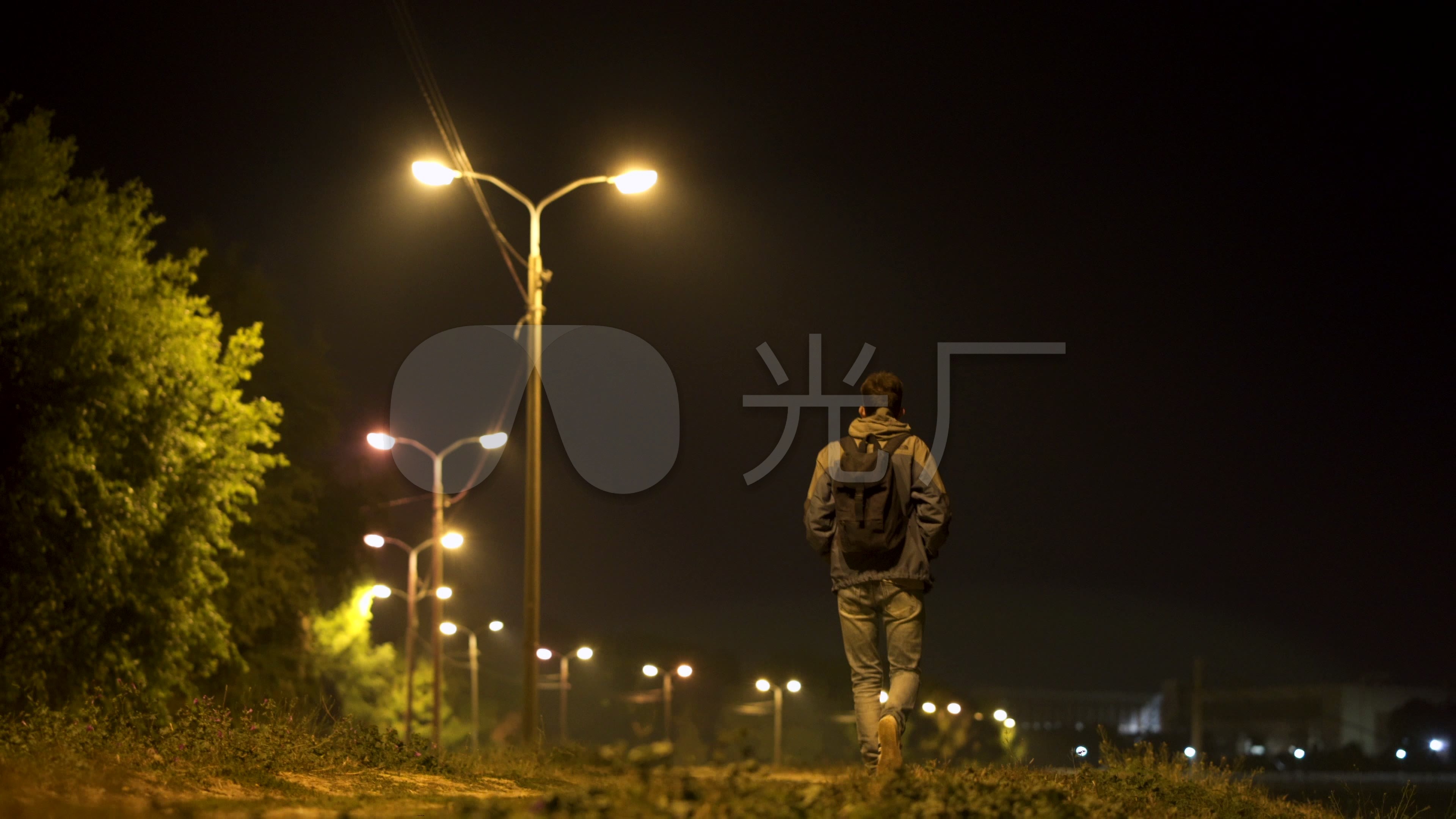 一个年轻人在夜晚散步