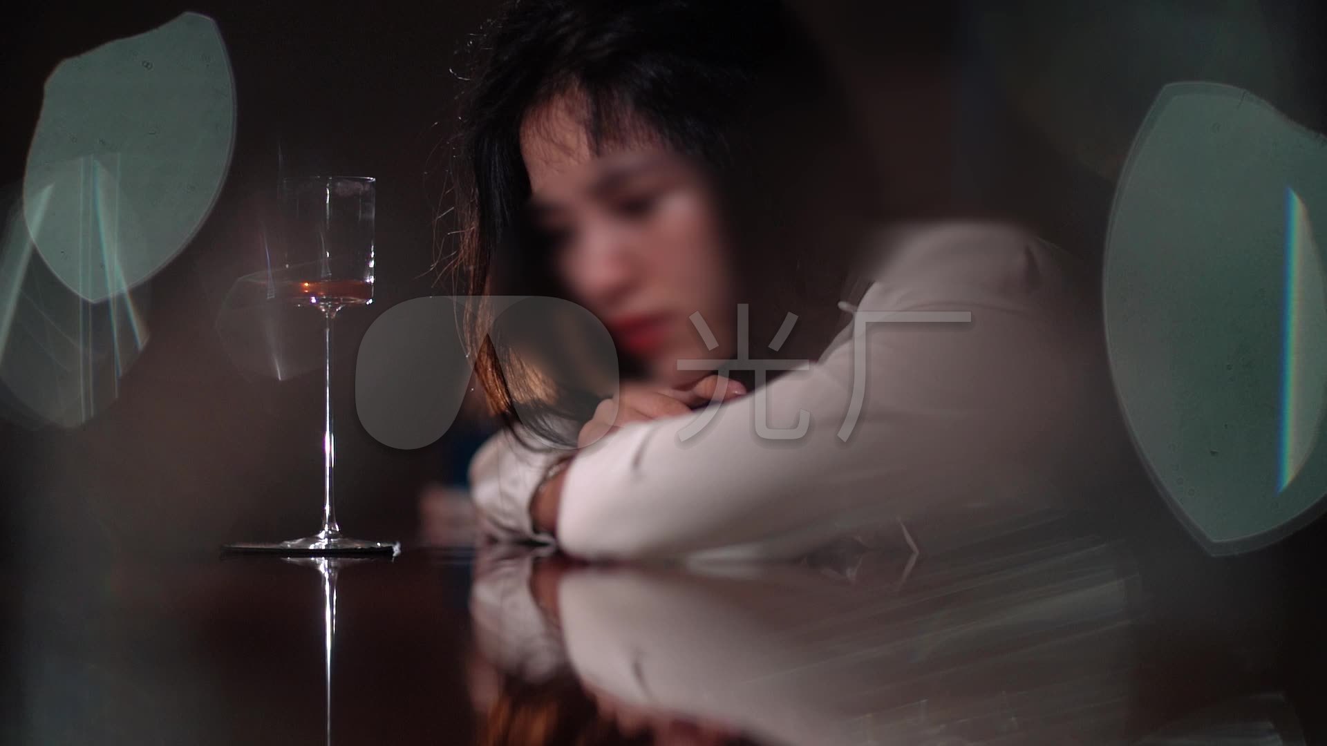 美女独自喝酒_视频素材包下载(编号:5955079)_实拍_vj