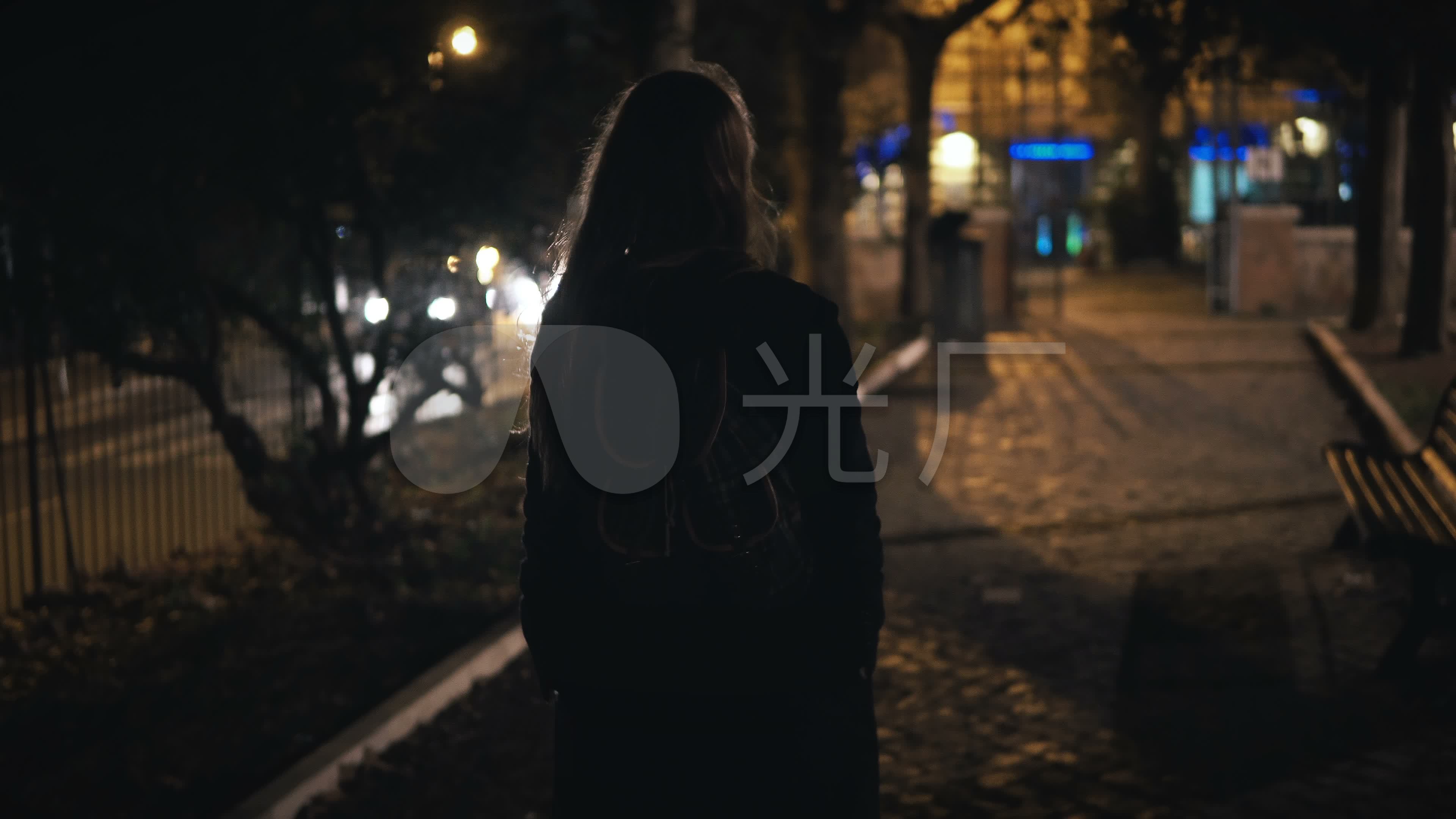 背着背包的女人独自一人深夜散步_3840x2160_高清视频素材下载(编号