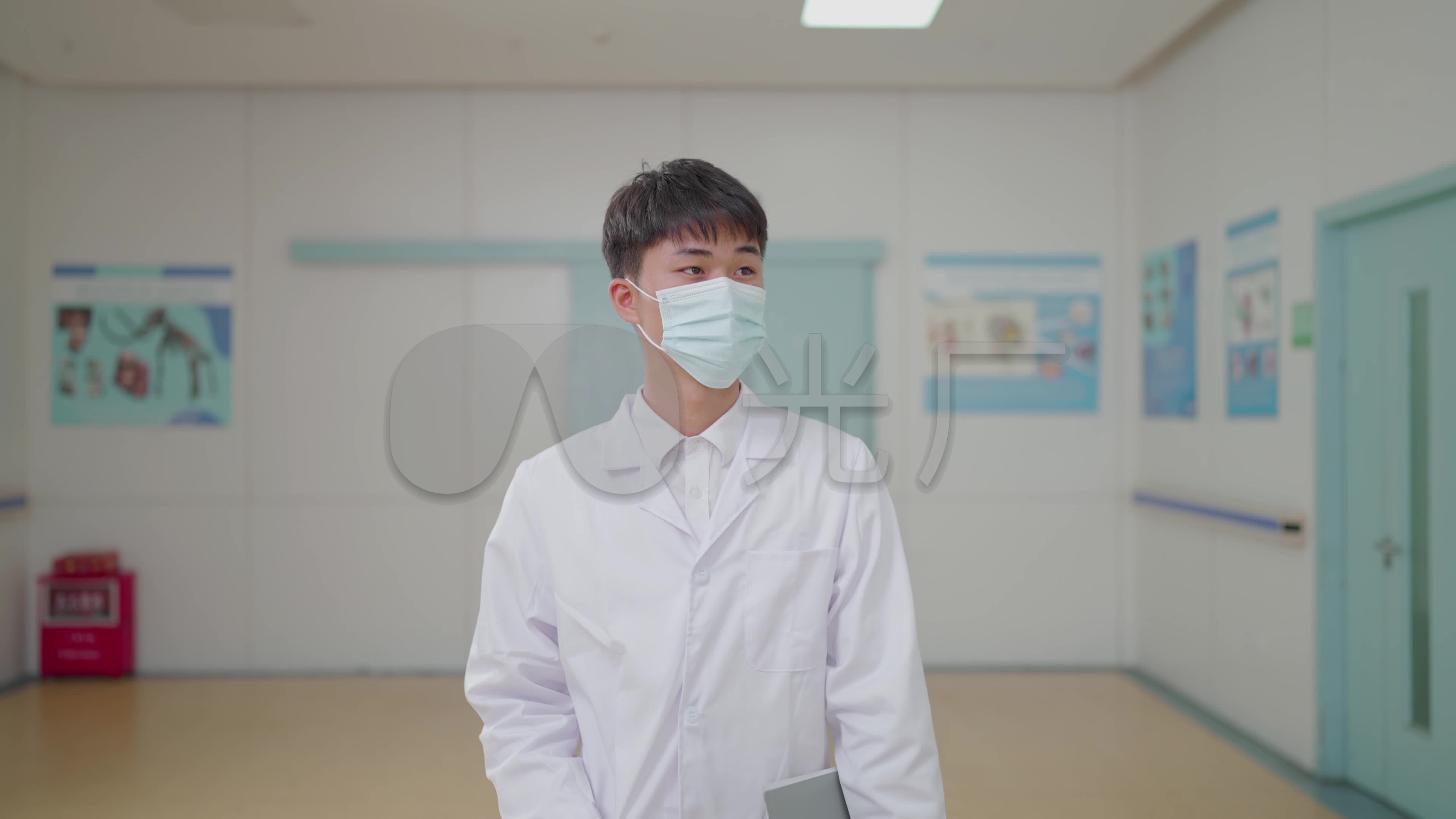 戴口罩的男医生