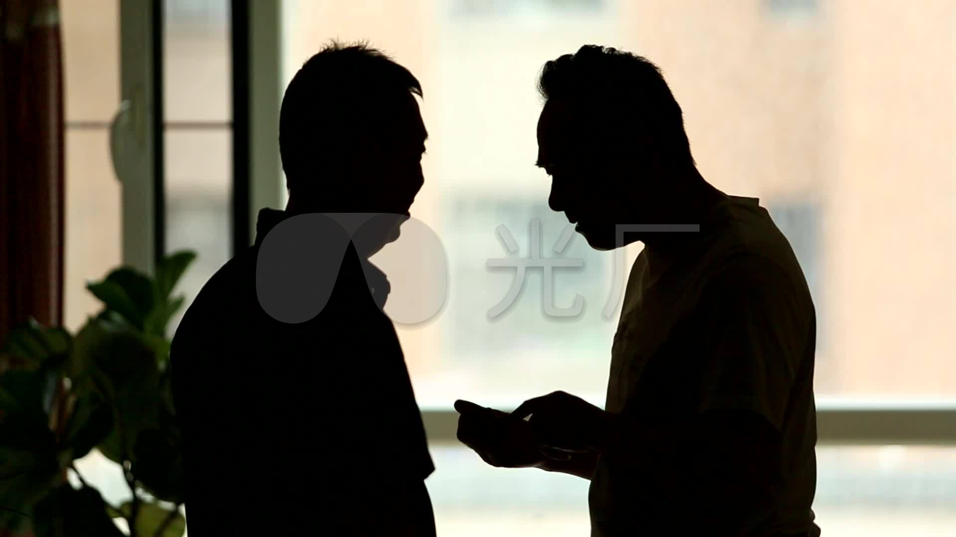 两人窃窃私语