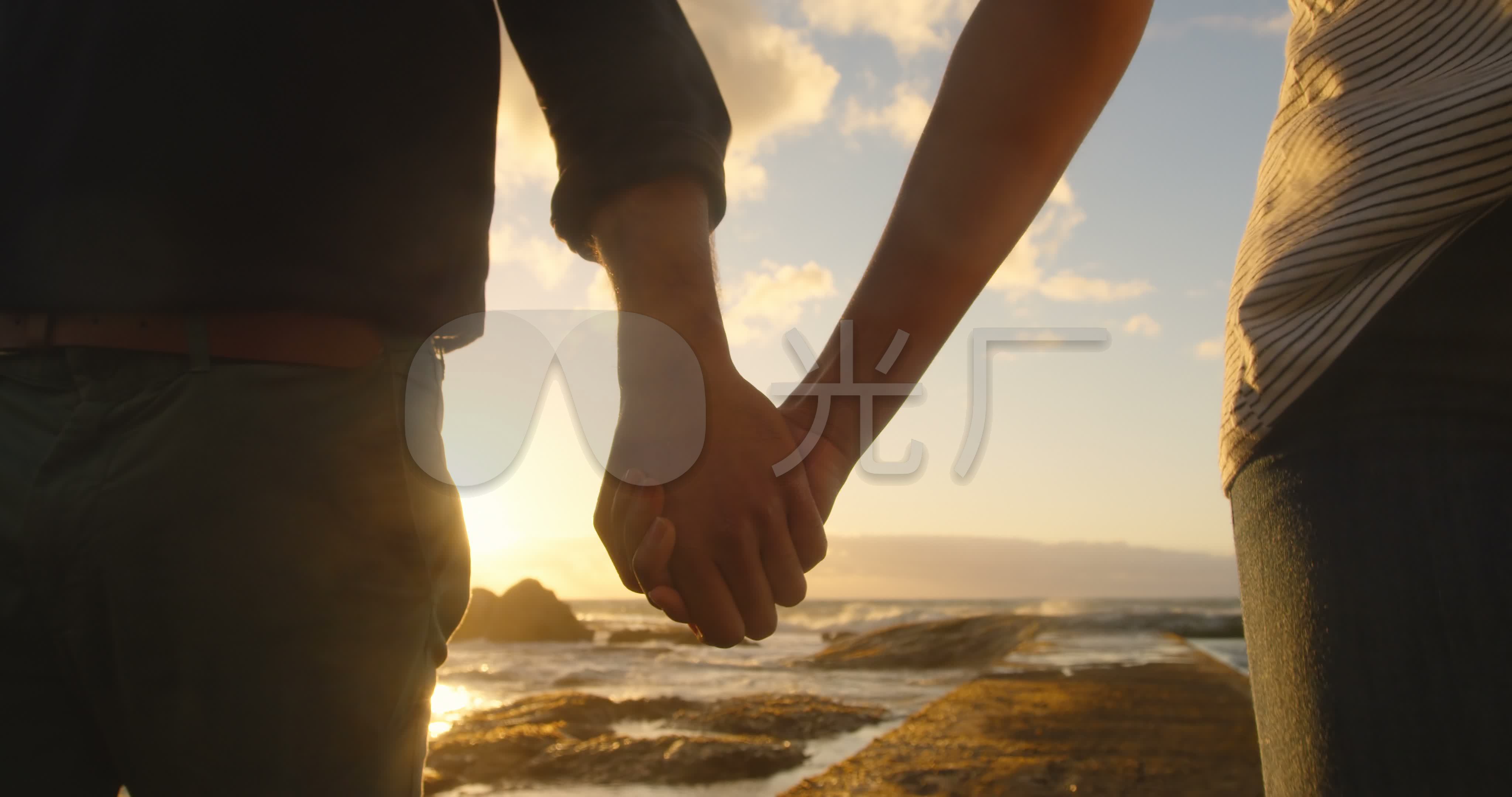 情侣手牵手在沙滩上散步_4096x2160_高清视频素材下载