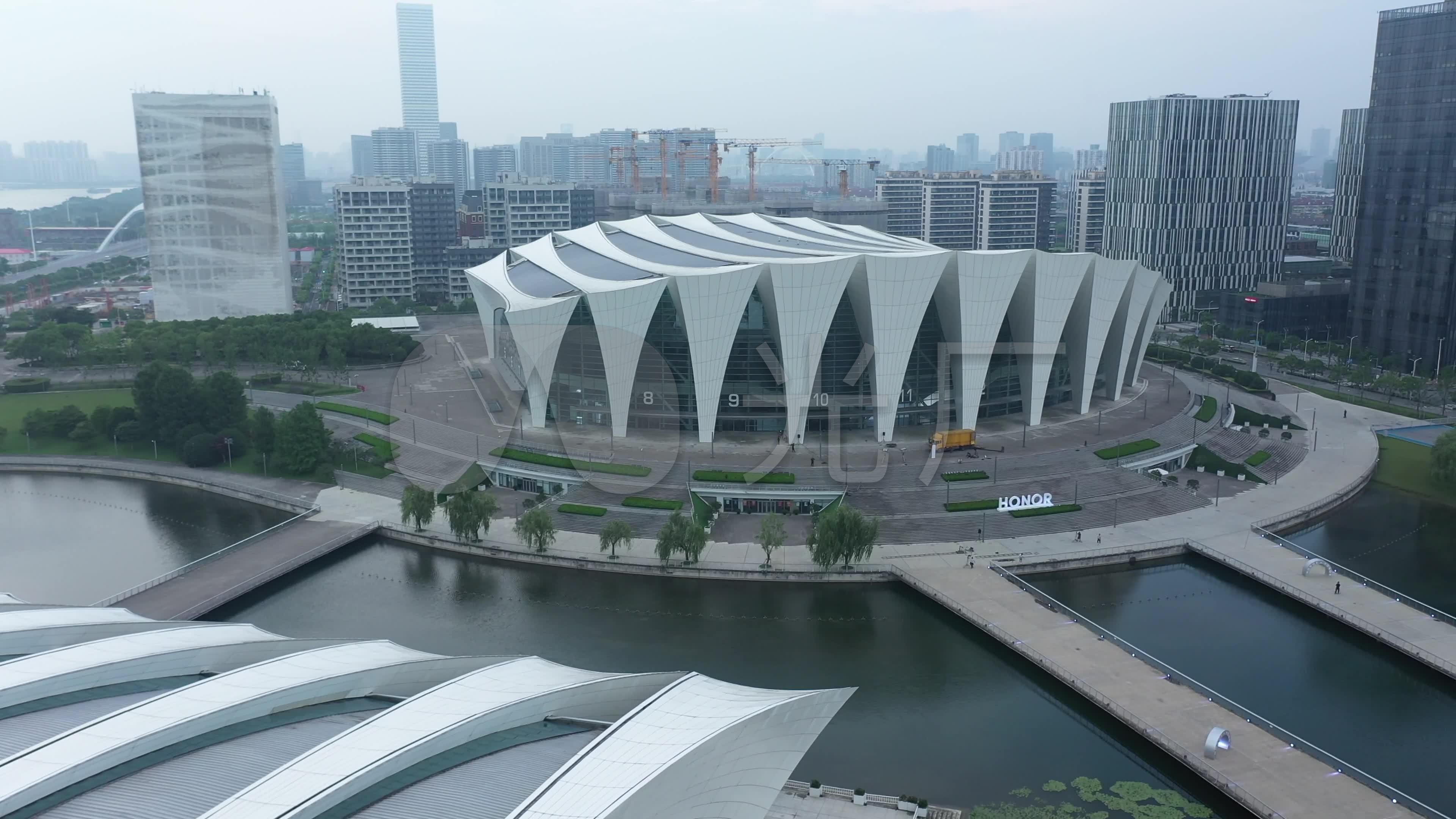 航拍 上海城市 东方体育中心 游泳馆