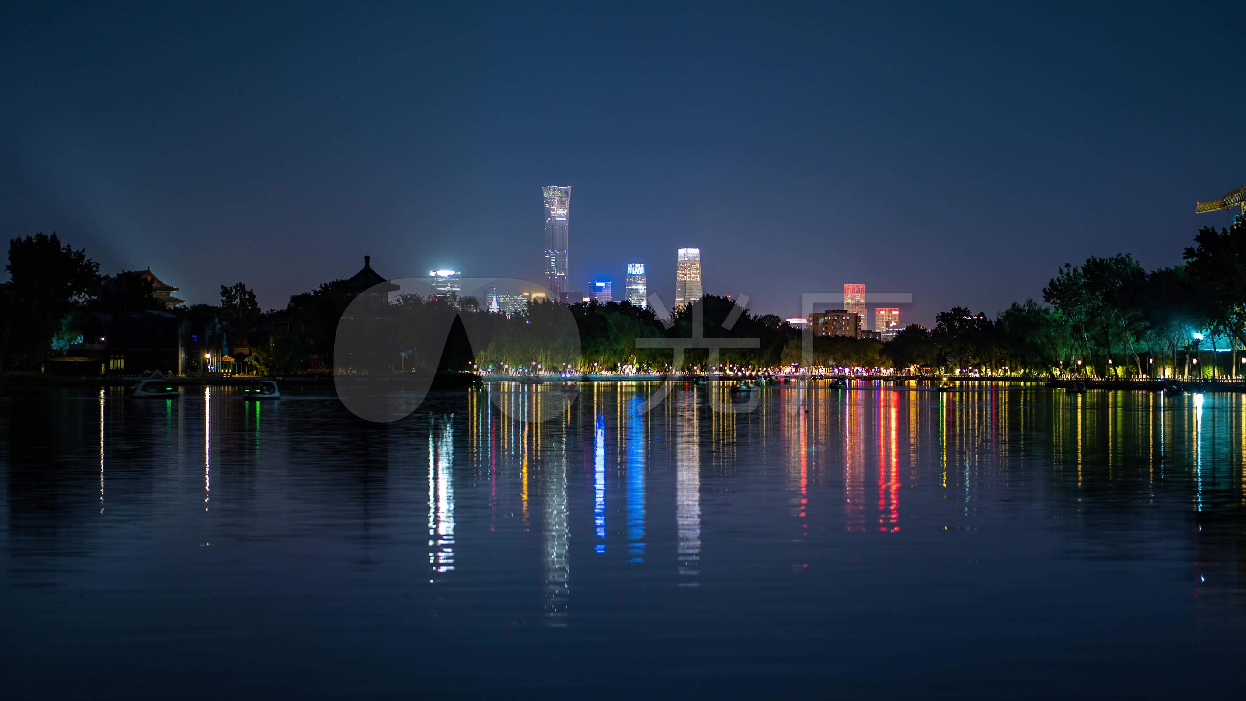 【4k】国贸楼宇倒映湖面-夜景延时_4096x2304_高清(:)