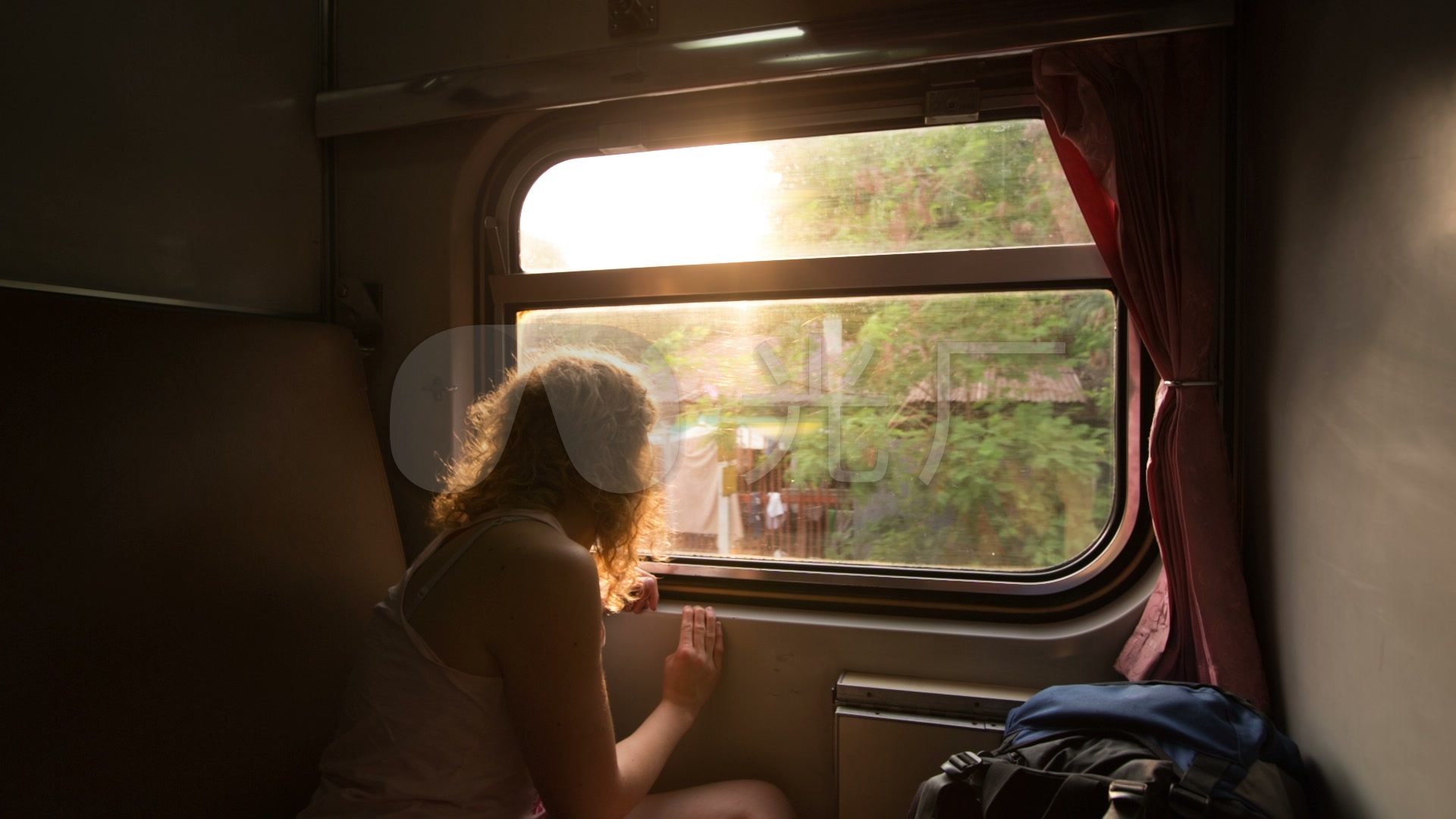 乘火车旅行,旅行中的女人看着窗外._1920x1080_高清