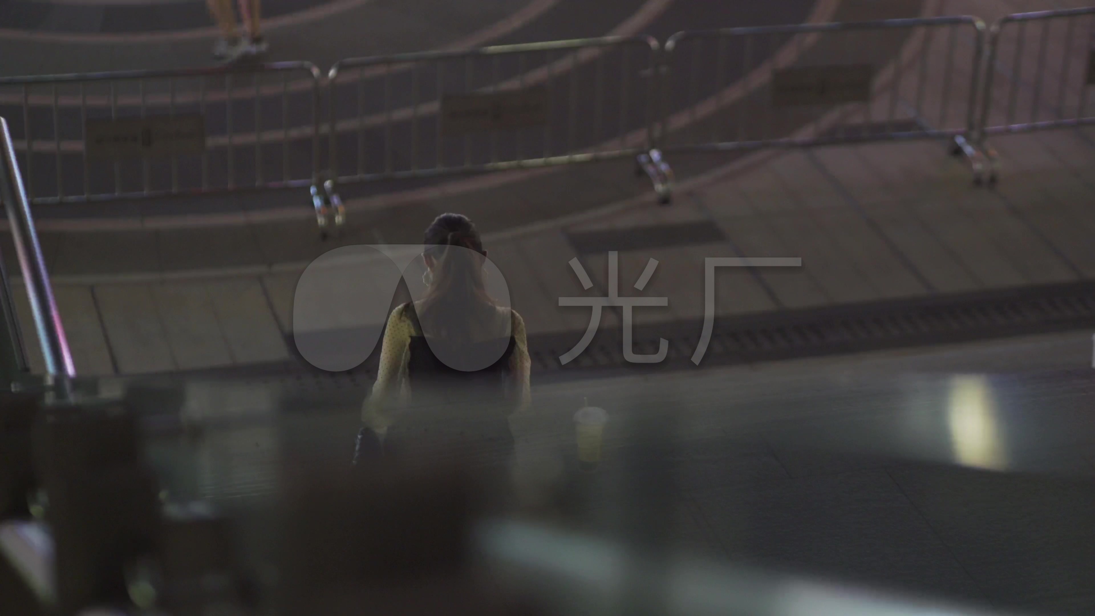 夜晚孤单少女背影_3840x2160_高清视频素材下载(编号:5997157)_实拍