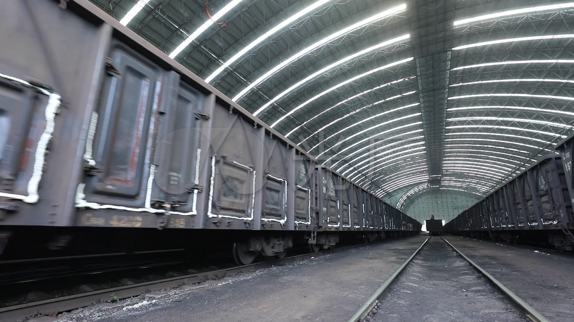 大型煤炭装载火车运煤_1920x1080_高清视频素材下载