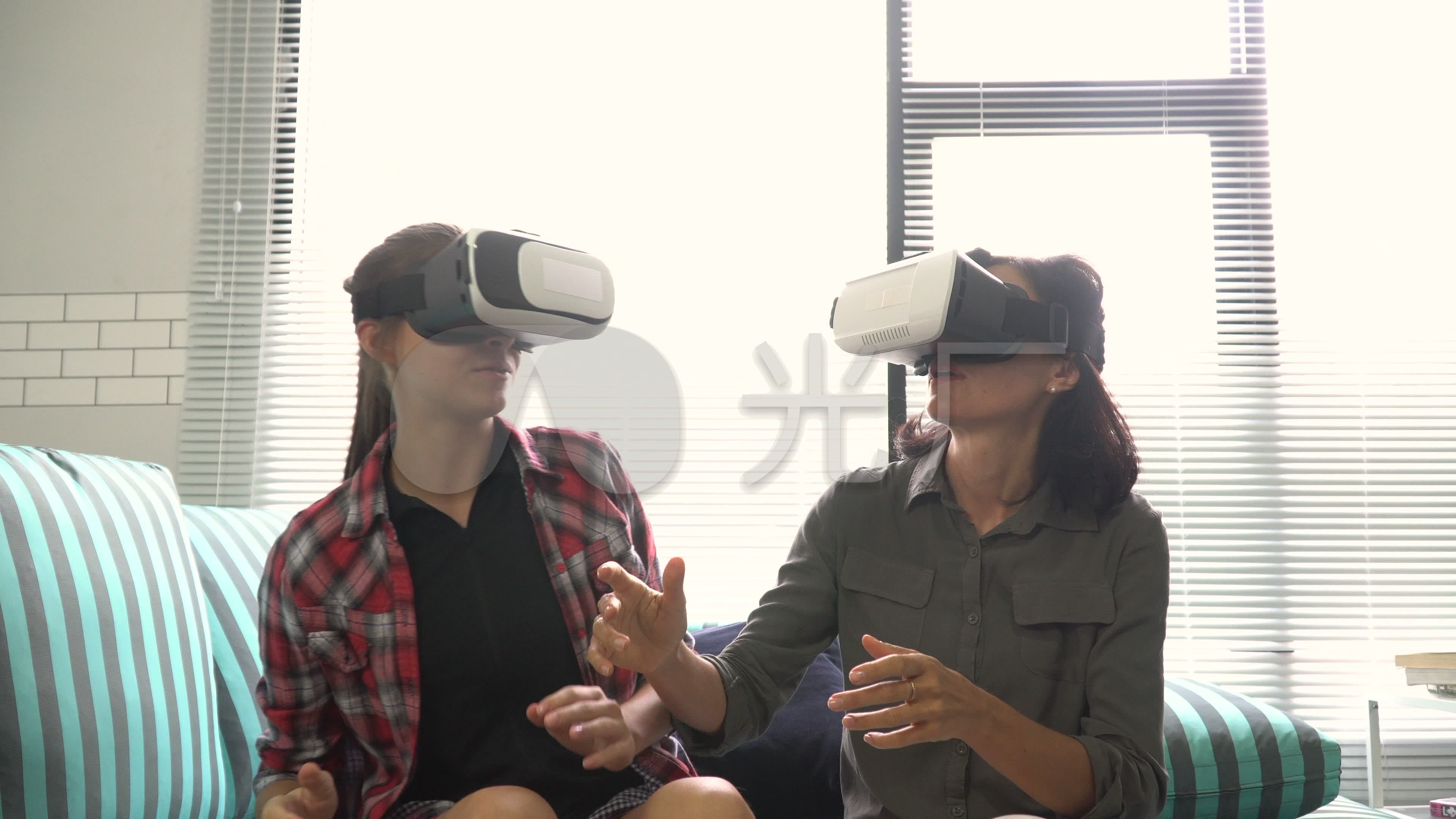 戴着vr眼镜玩游戏的年轻美女