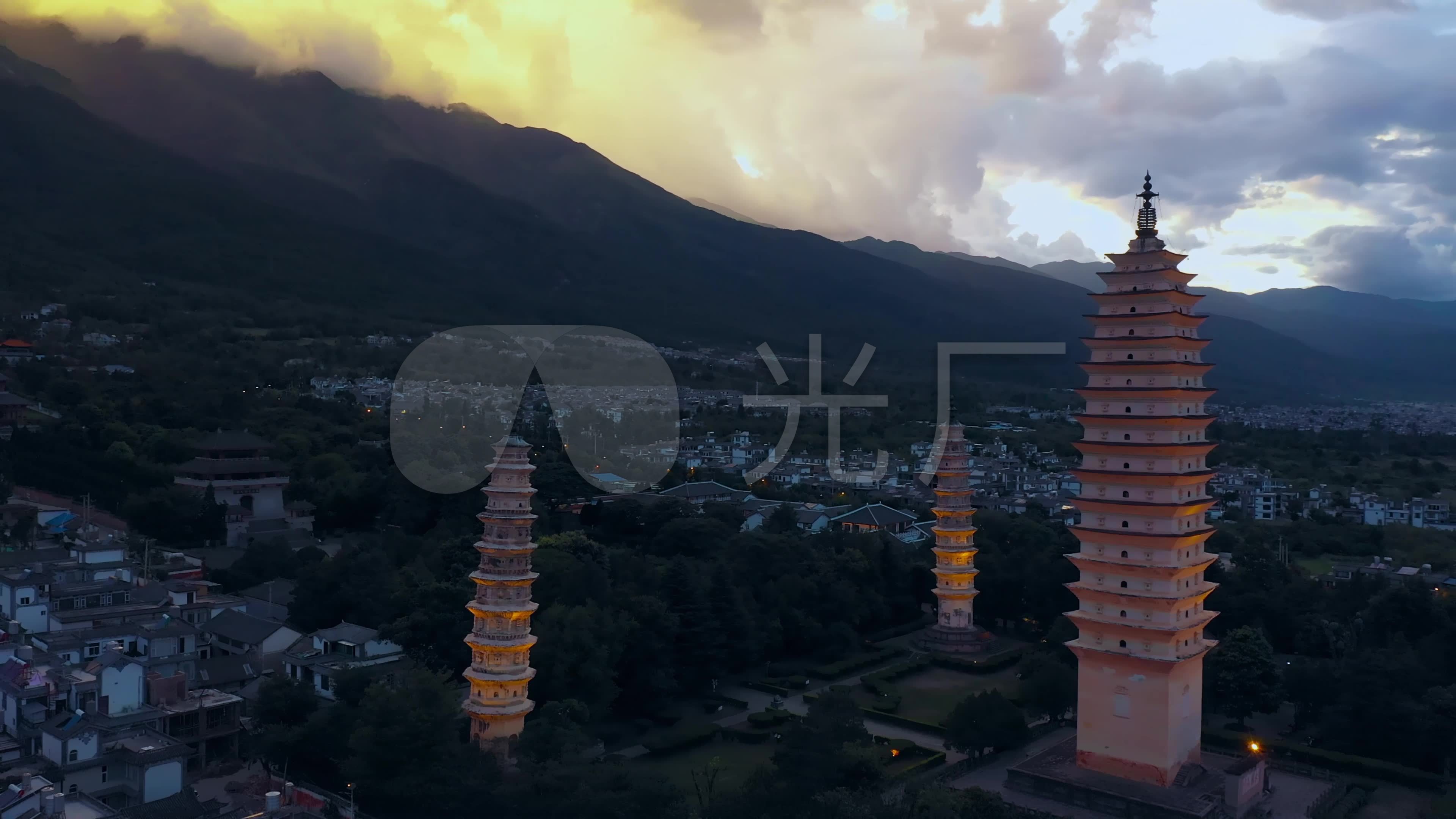 4k佛塔视频黄昏亮灯的云南大理崇圣寺三塔