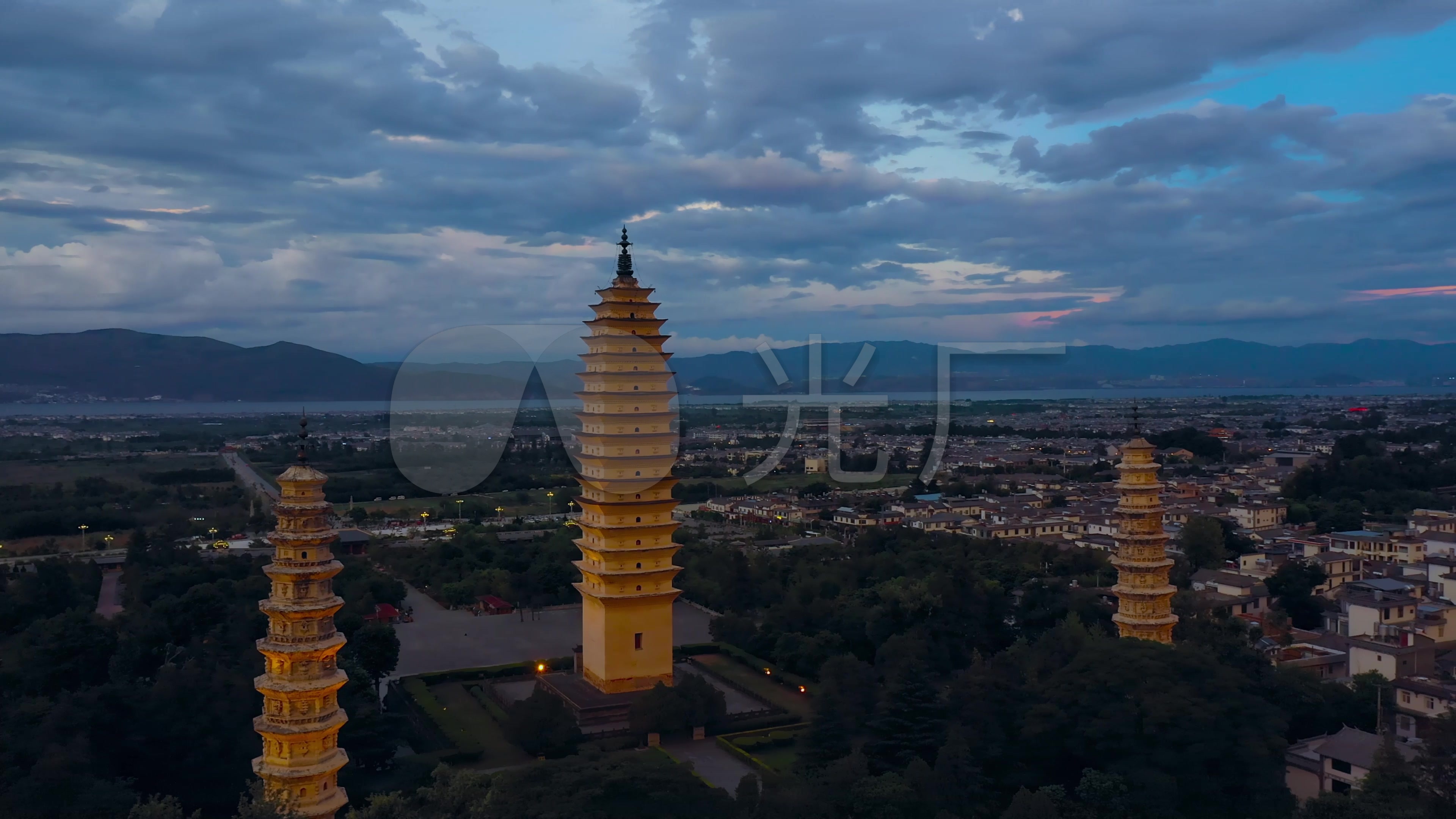 4k佛塔视频黄昏亮灯的云南大理崇圣寺三塔