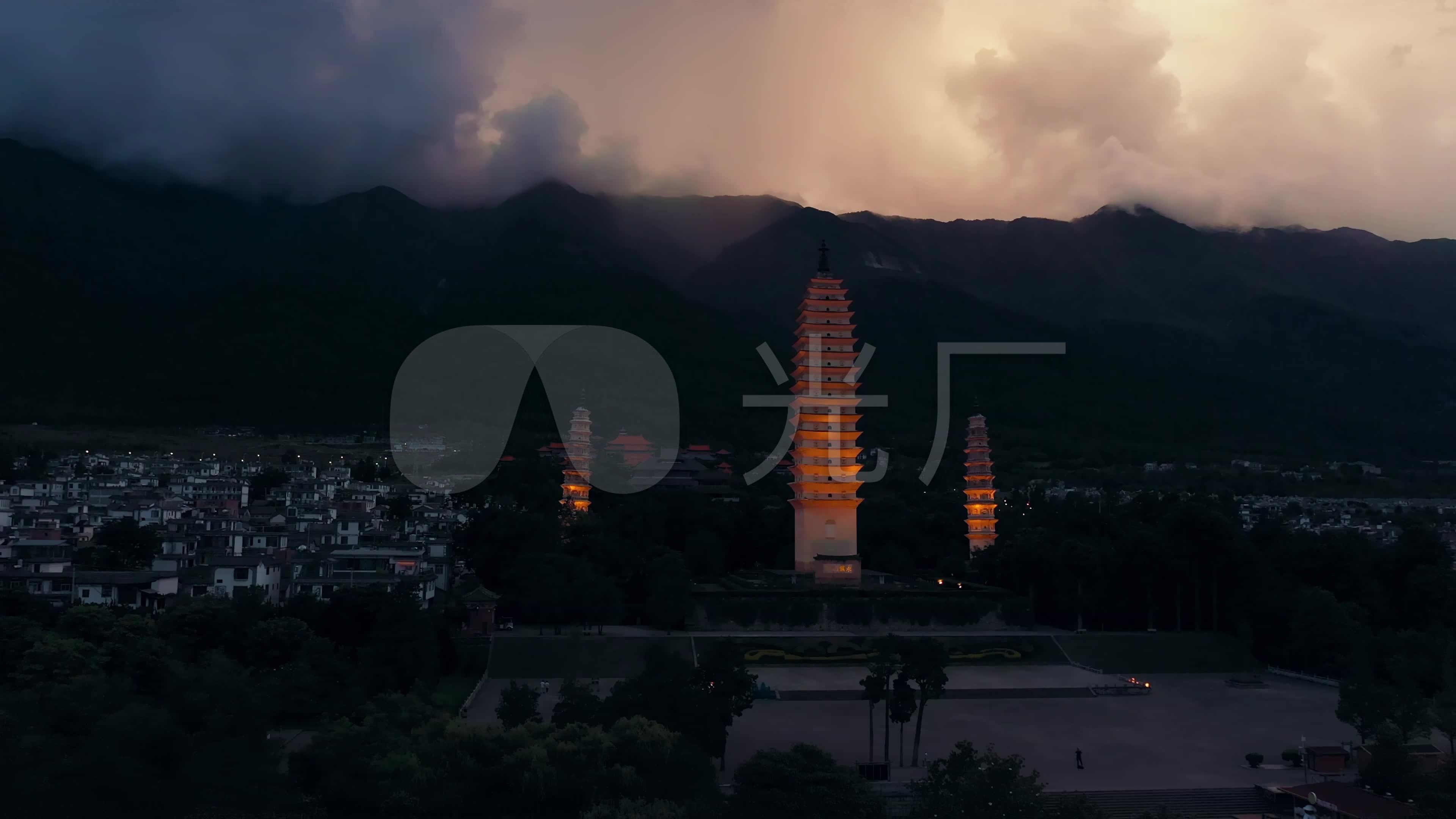 4k佛塔视频黄昏灯光夜景大理崇圣寺三塔_3840x2160