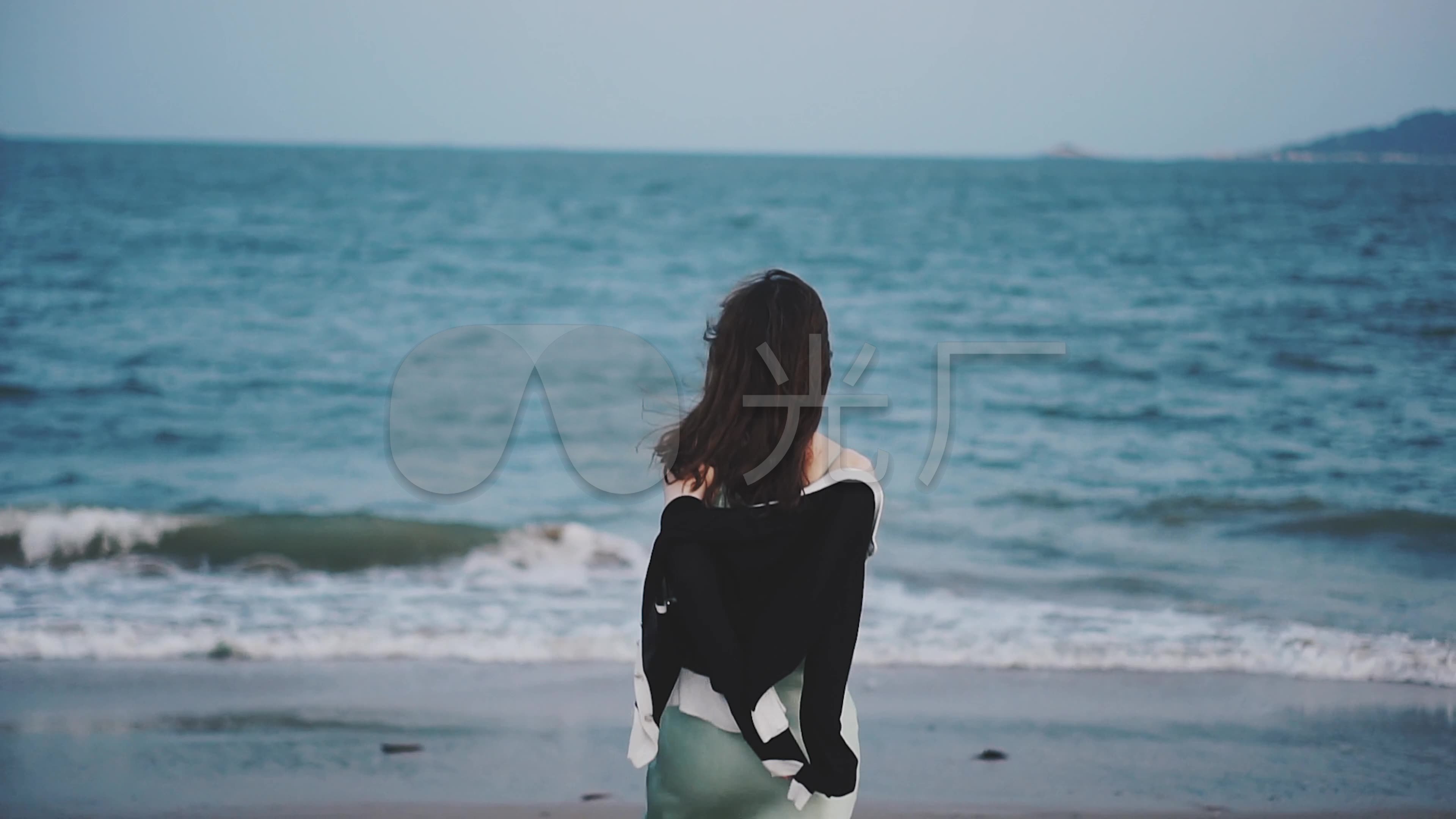 美女在海边孤独的背影_3840x2160_高清视频素材下载