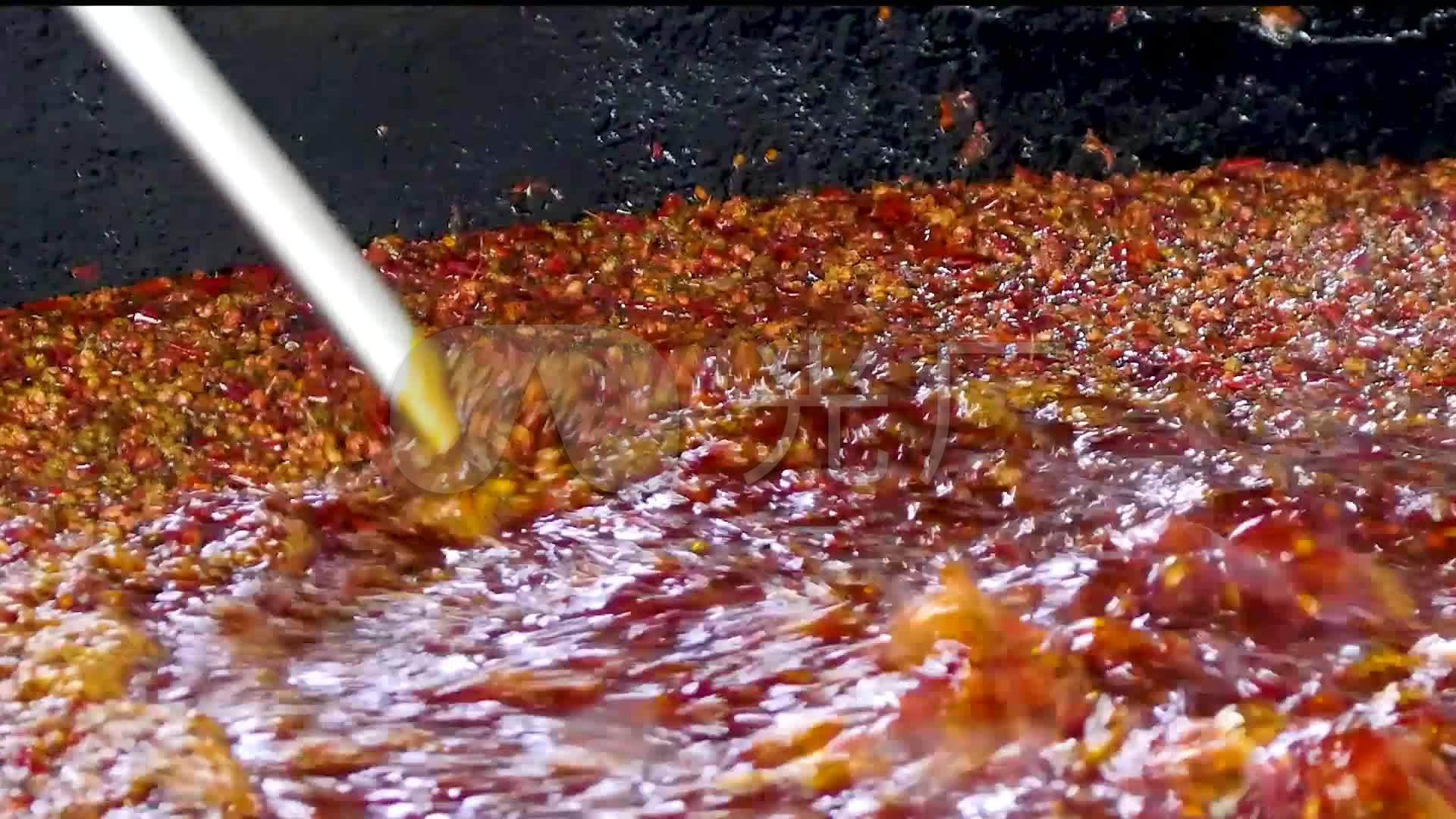 火锅底料制作炒料四川火锅滚烫的油_1920x1080_高清视频素材下载(编号