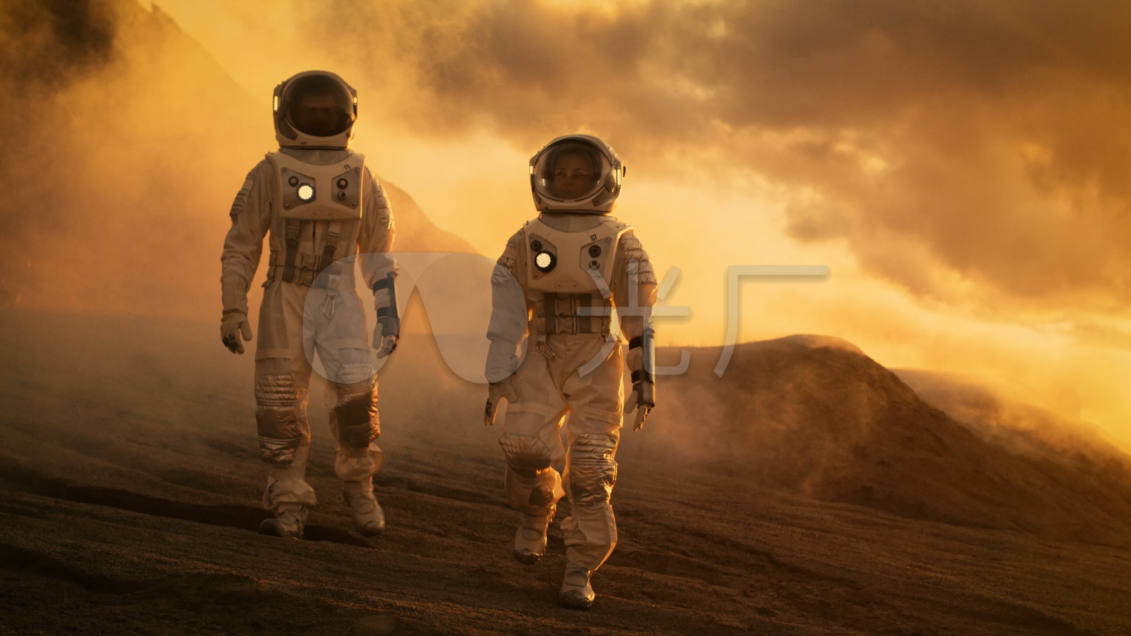 身着宇航服的宇航员探索火星表面_3840x2160_高清视频