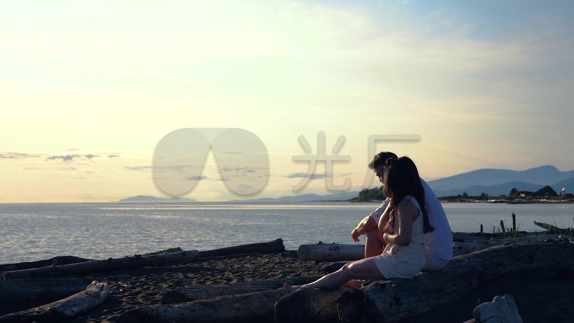 恋人海边牵手