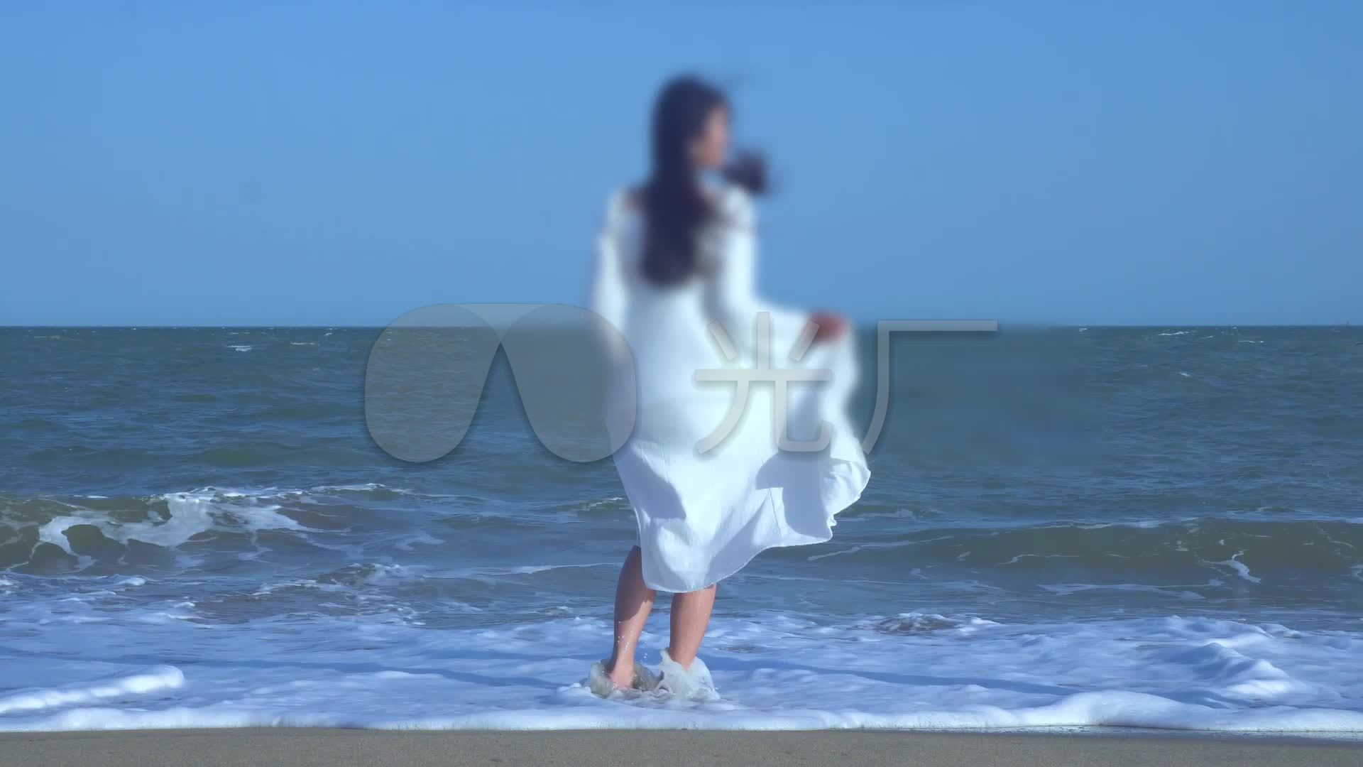 白裙子美女海边散步大海沙滩